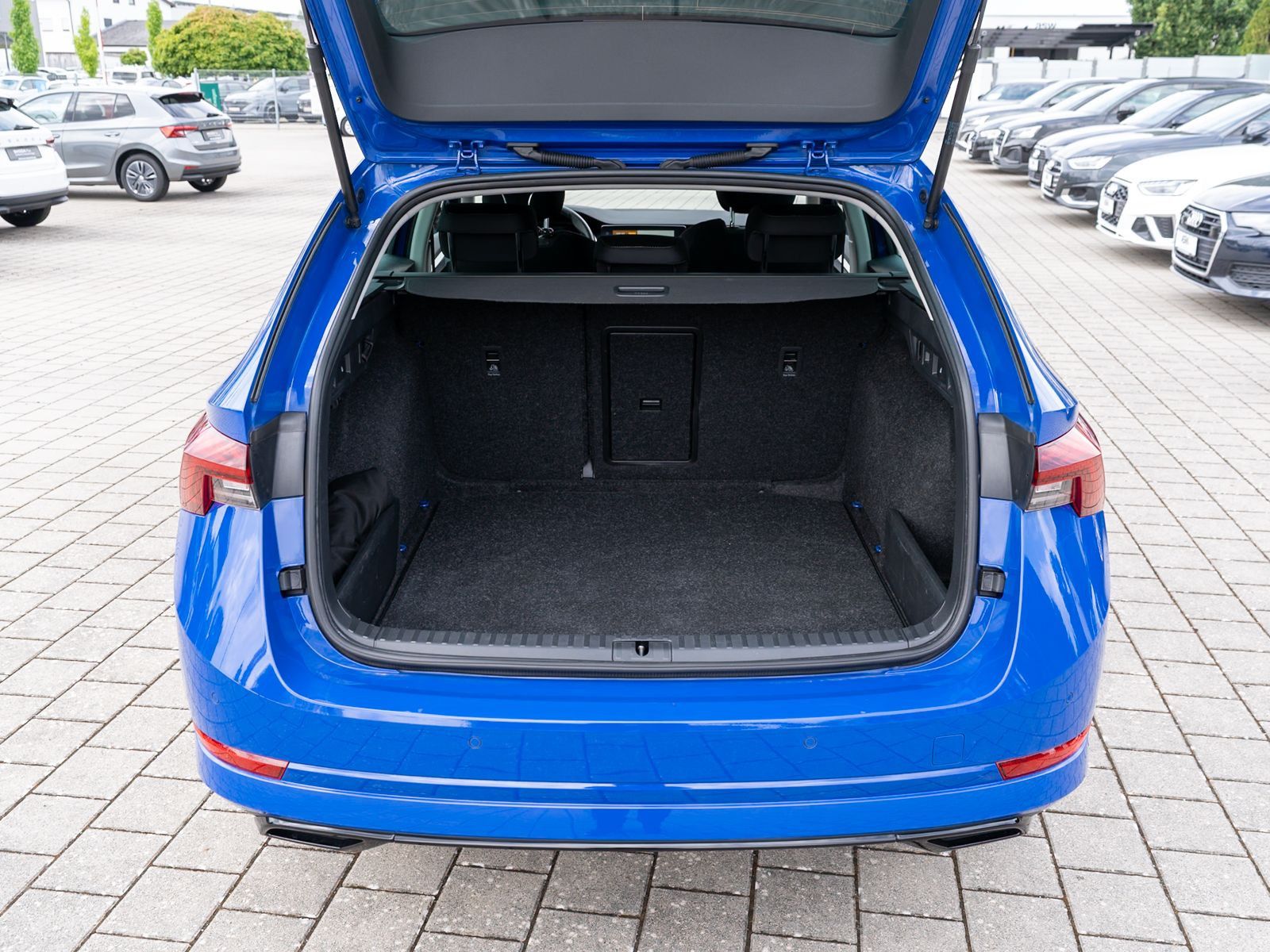 Fahrzeugabbildung SKODA Octavia Combi Clever 2.0TDI DSG LED Navi RFK AHK