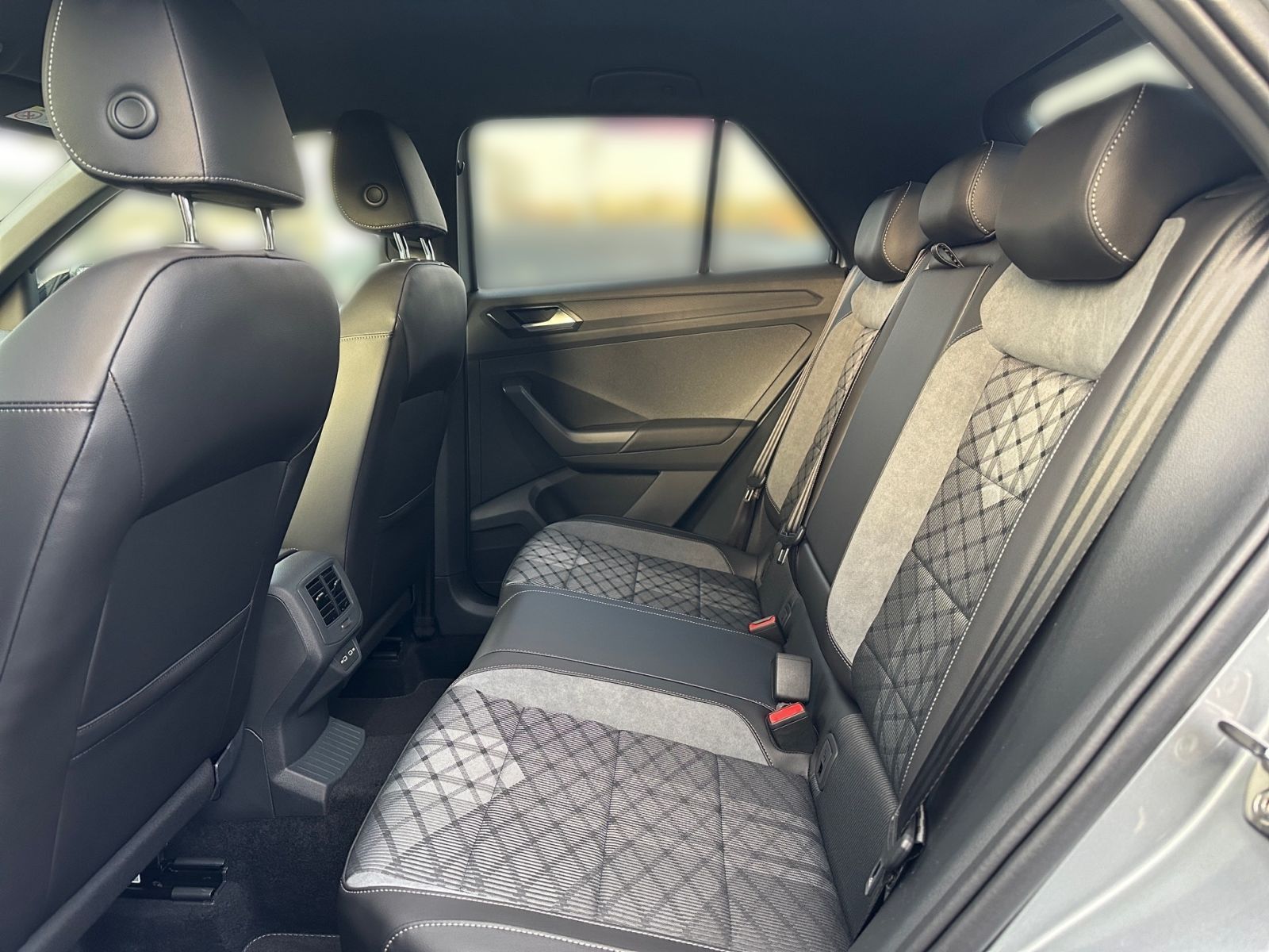 Fahrzeugabbildung Volkswagen T-Roc R-Line 1.5 l TSI 150 PS DSG ACC SHZ NAVI