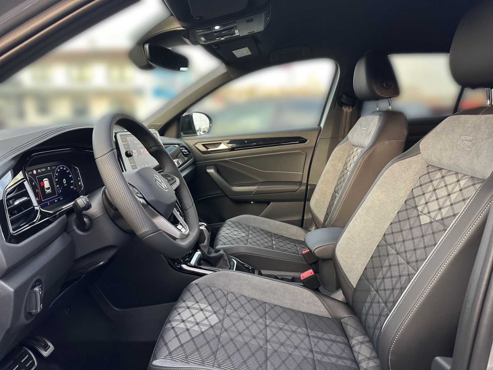 Fahrzeugabbildung Volkswagen T-Roc R-Line 1.5 l TSI 150 PS DSG ACC SHZ NAVI