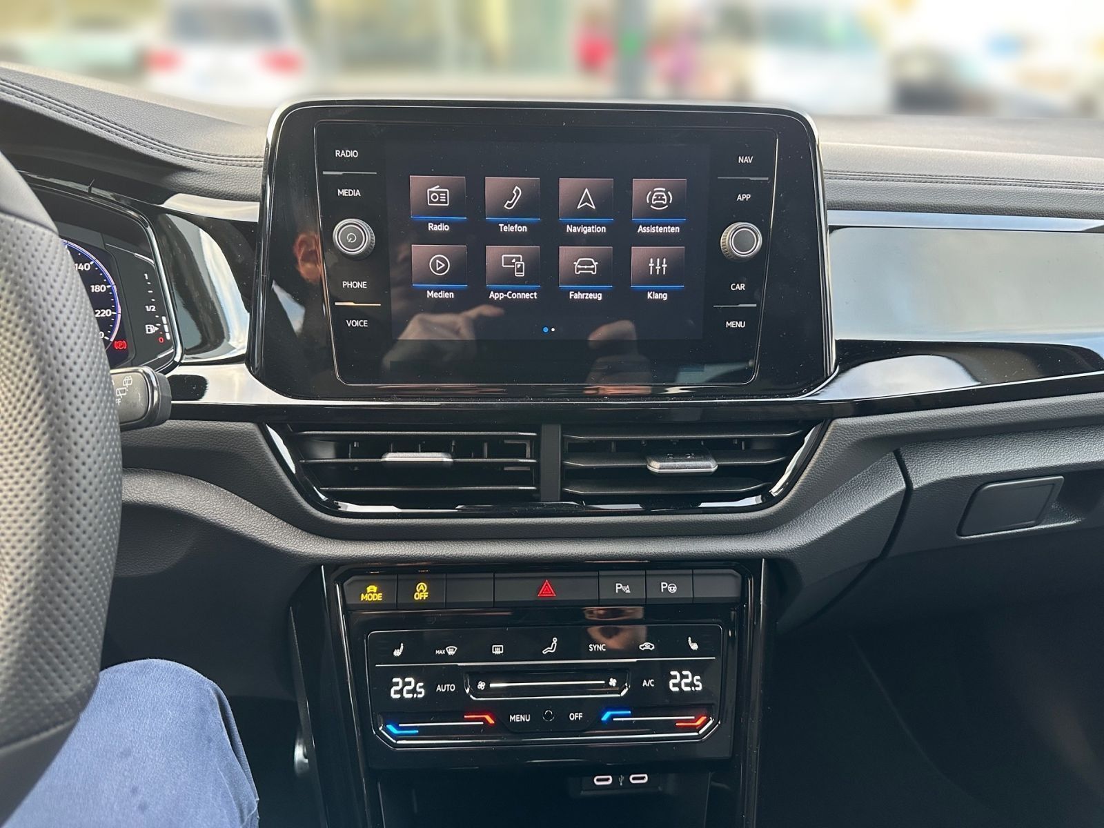 Fahrzeugabbildung Volkswagen T-Roc R-Line 1.5 l TSI 150 PS DSG ACC SHZ NAVI