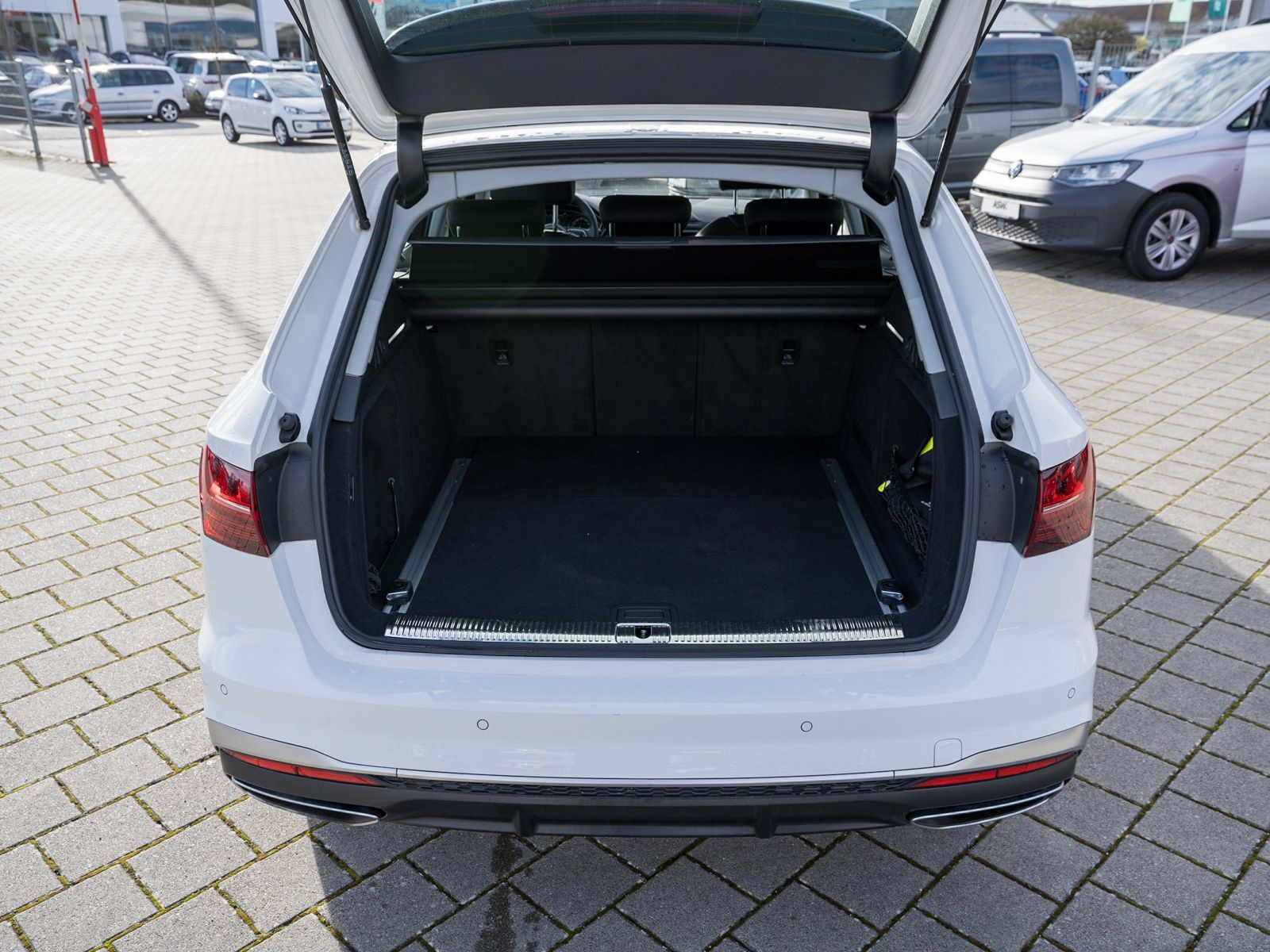 Fahrzeugabbildung Audi A4 Avant S line 35TDI Stronic LED Navi 360° AHK