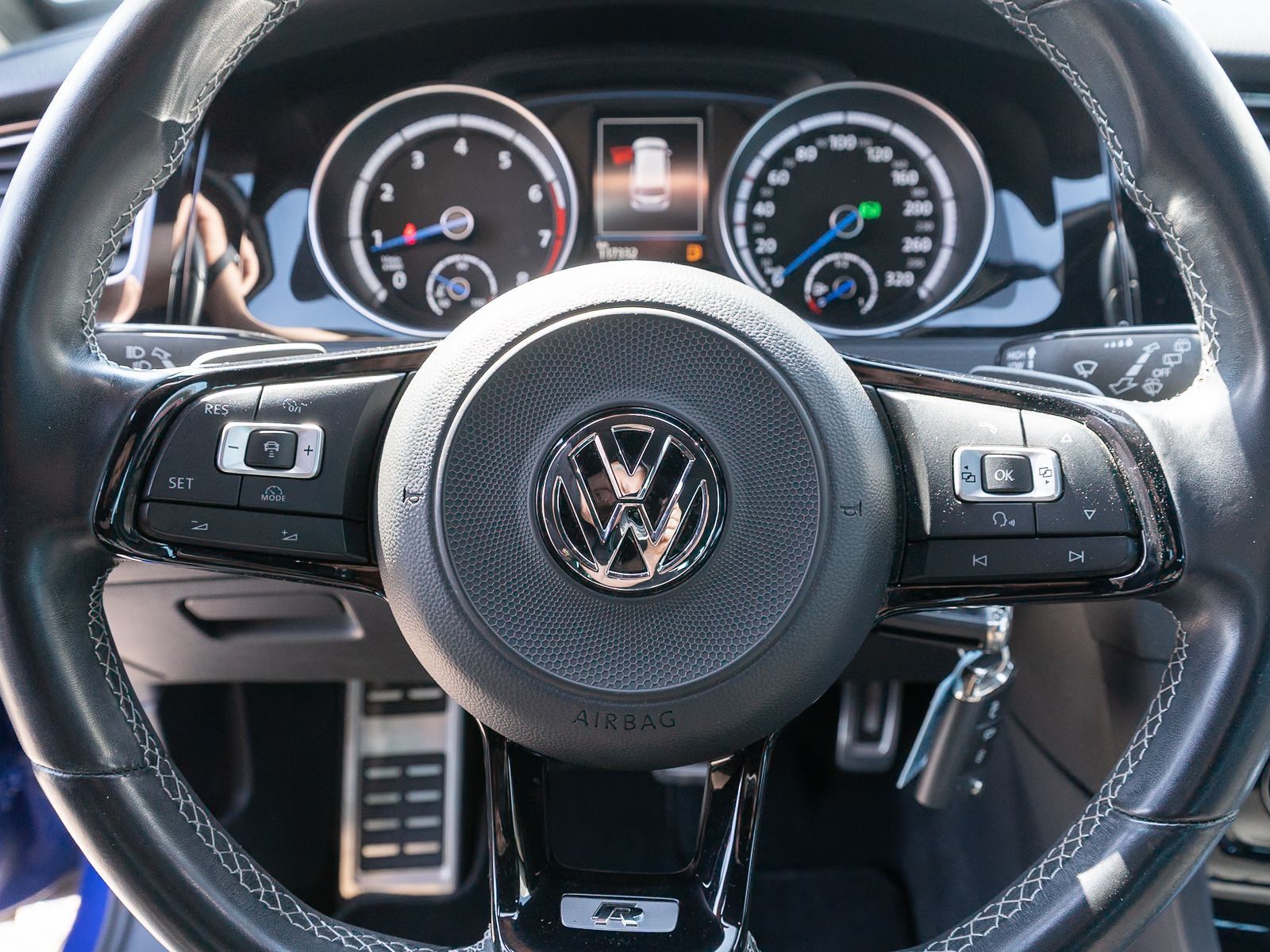 Fahrzeugabbildung Volkswagen Golf Variant R 4M 2.0 TSI DSG LED Navi PDC DCC