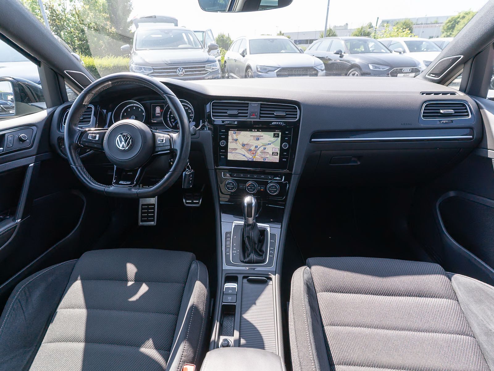 Fahrzeugabbildung Volkswagen Golf Variant R 4M 2.0 TSI DSG LED Navi PDC DCC