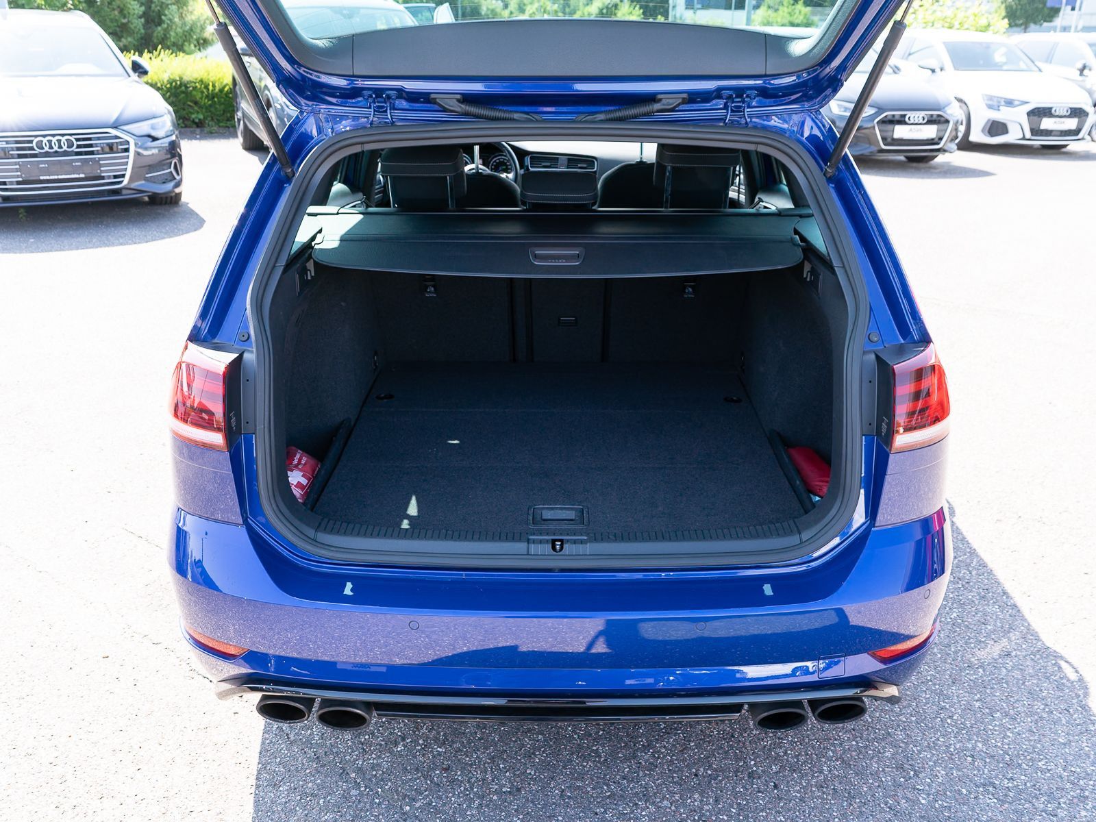 Fahrzeugabbildung Volkswagen Golf Variant R 4M 2.0 TSI DSG LED Navi PDC DCC