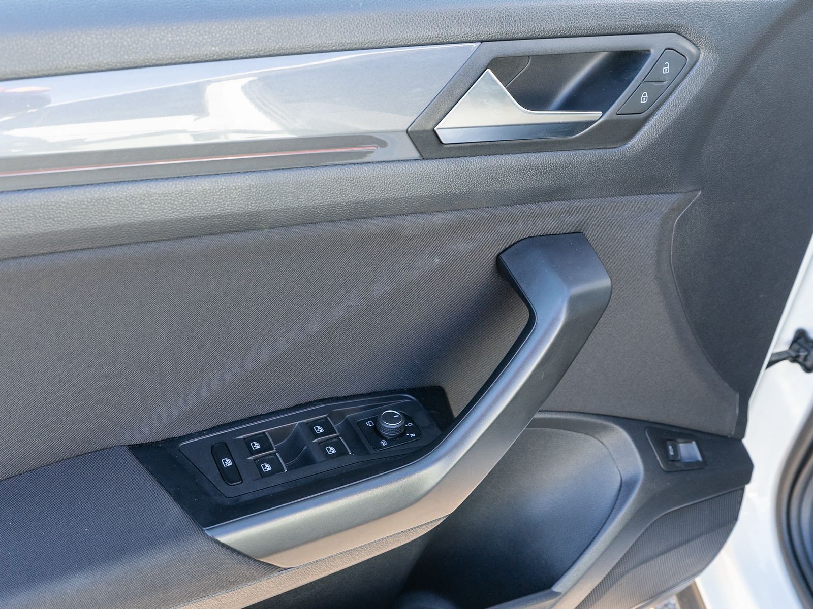 Fahrzeugabbildung Volkswagen T-Roc Sport 1.5 TSI DSG Navi LED RFK ACC AHK