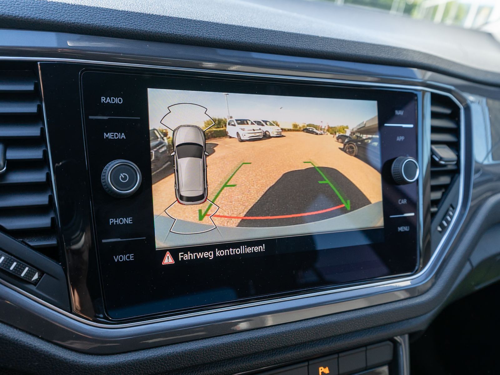 Fahrzeugabbildung Volkswagen T-Roc Sport 1.5 TSI DSG Navi LED RFK ACC AHK