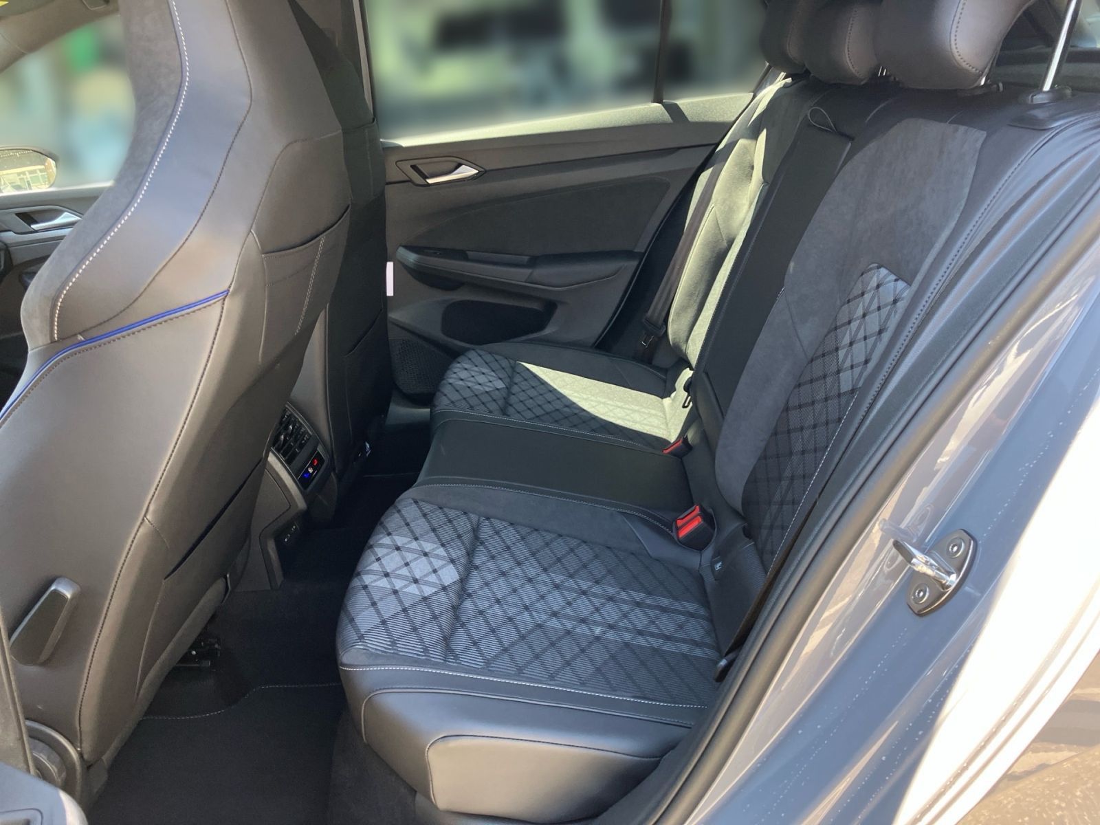 Fahrzeugabbildung Volkswagen Golf R-Line 1,5 l eTSI 150PS DSG AHK ACC 360° Ka