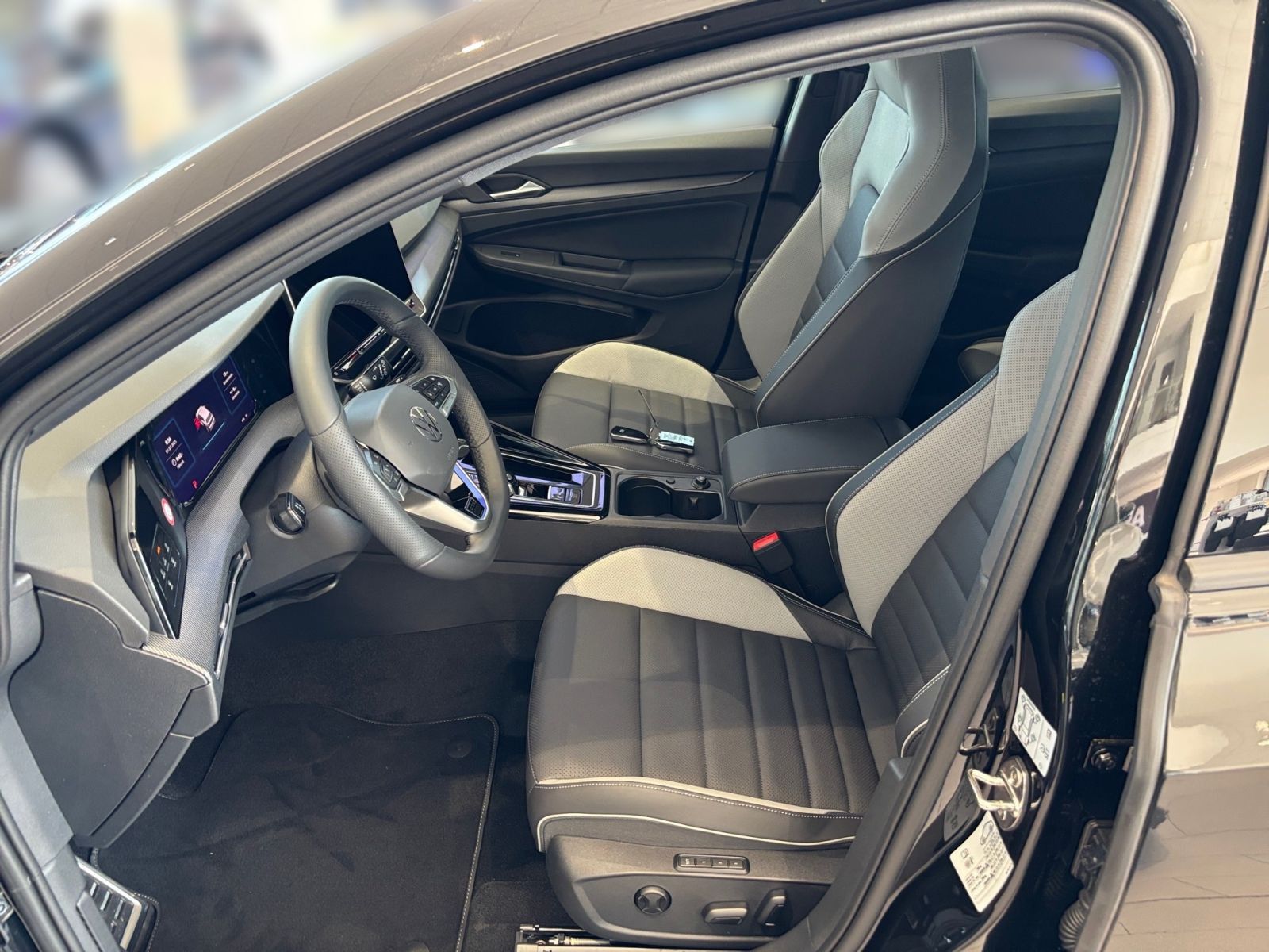 Fahrzeugabbildung Volkswagen Golf GTE 1,5 l eHybrid OPF 177 PS/116 PS DSG AHK