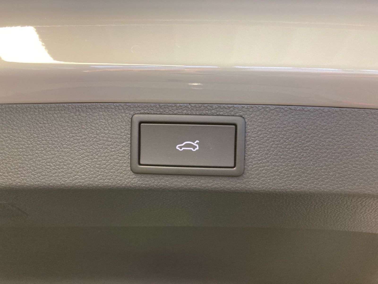 Fahrzeugabbildung SKODA Karoq Tour 1,5TSI 150PS DSG Navi ACC Kamera AHK