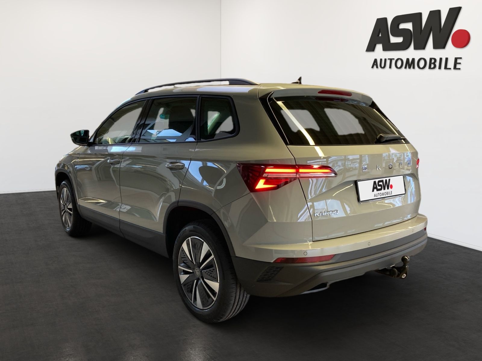 Fahrzeugabbildung SKODA Karoq Tour 1,5TSI 150PS DSG Navi ACC Kamera AHK