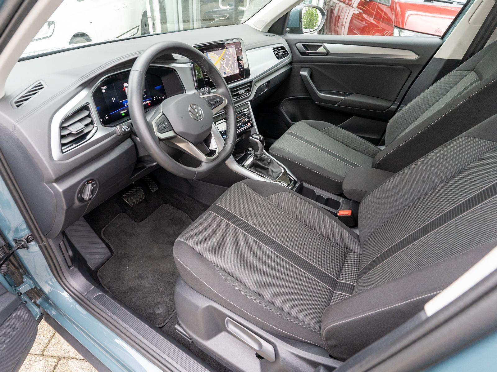Fahrzeugabbildung Volkswagen T-ROC Life 1.5 TSI DSG LED Navi PDC SHZ AHK
