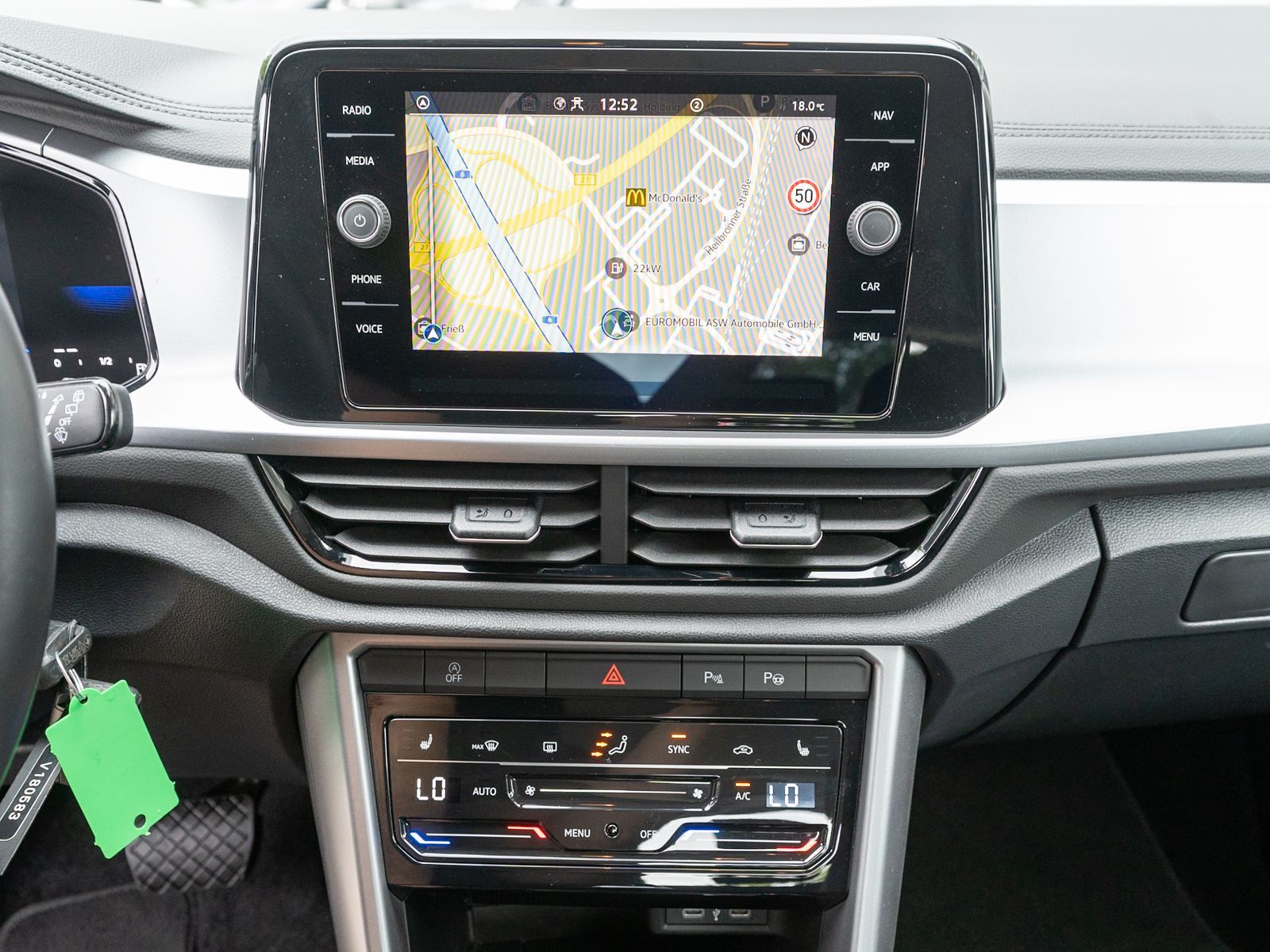 Fahrzeugabbildung Volkswagen T-ROC Life 1.5 TSI DSG LED Navi PDC SHZ AHK
