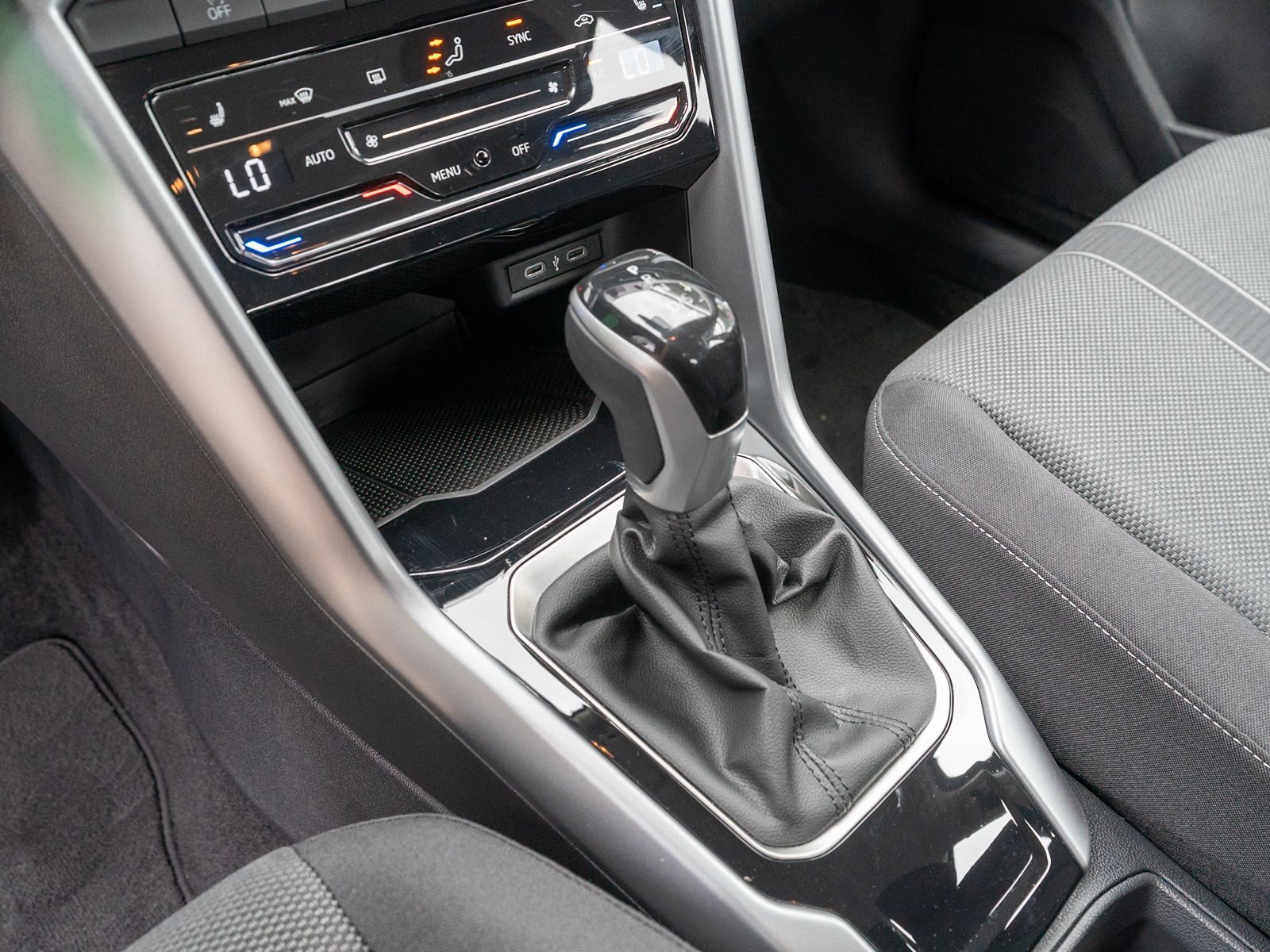 Fahrzeugabbildung Volkswagen T-ROC Life 1.5 TSI DSG LED Navi PDC SHZ AHK