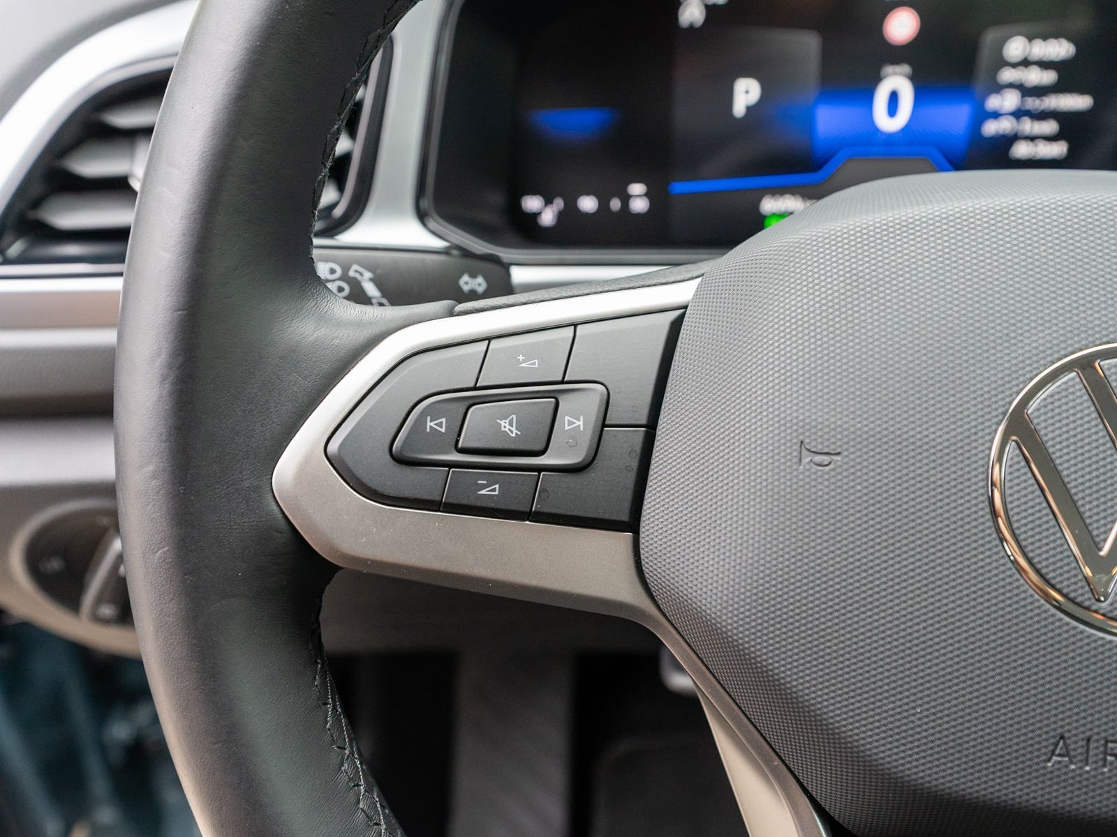 Fahrzeugabbildung Volkswagen T-ROC Life 1.5 TSI DSG LED Navi PDC SHZ AHK