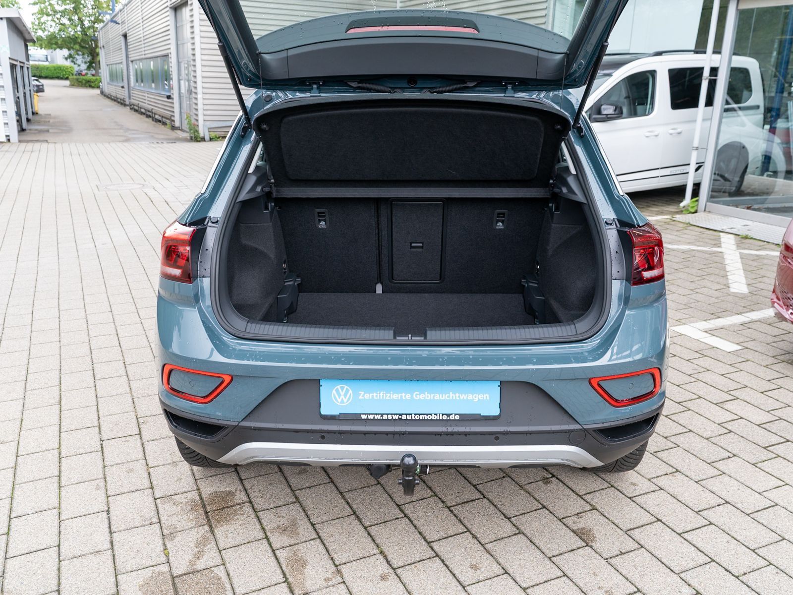 Fahrzeugabbildung Volkswagen T-ROC Life 1.5 TSI DSG LED Navi PDC SHZ AHK