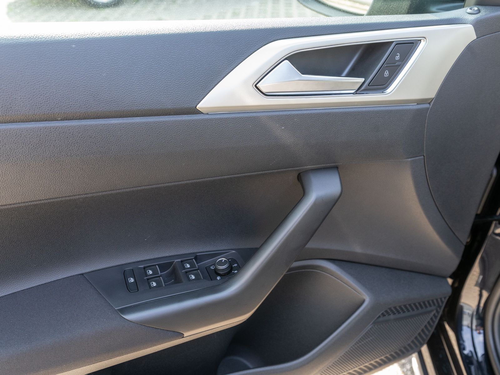 Fahrzeugabbildung Volkswagen Taigo Move 1.5 TSI DSG LED NAVI PDC SHZ