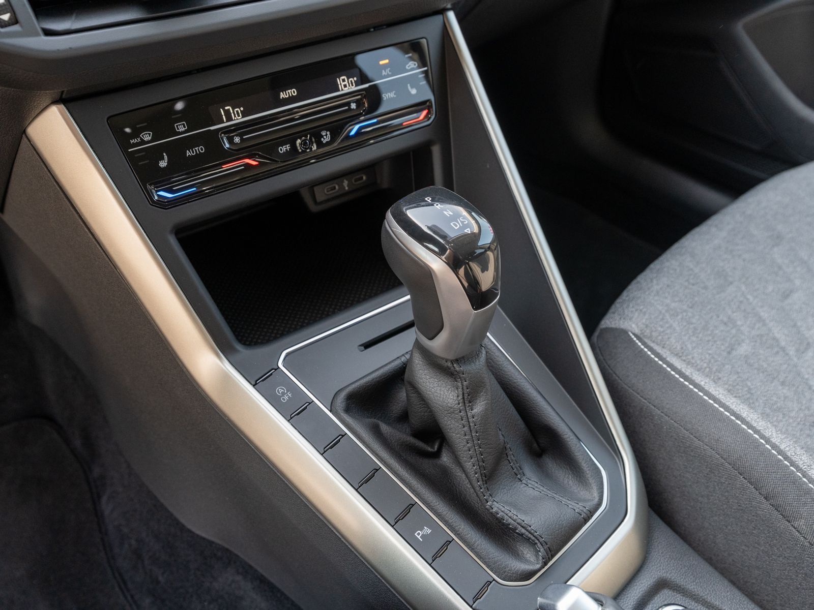Fahrzeugabbildung Volkswagen Taigo Move 1.5 TSI DSG LED NAVI PDC SHZ
