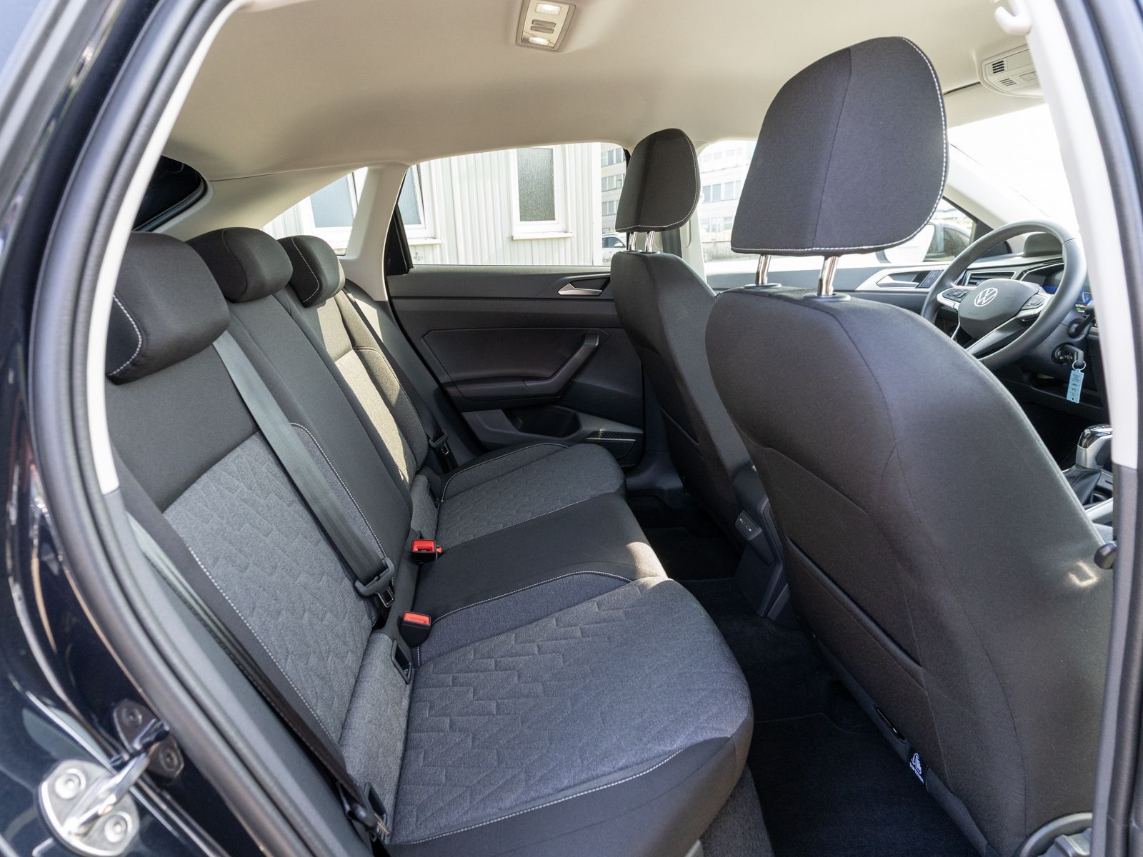 Fahrzeugabbildung Volkswagen Taigo Move 1.5 TSI DSG LED NAVI PDC SHZ