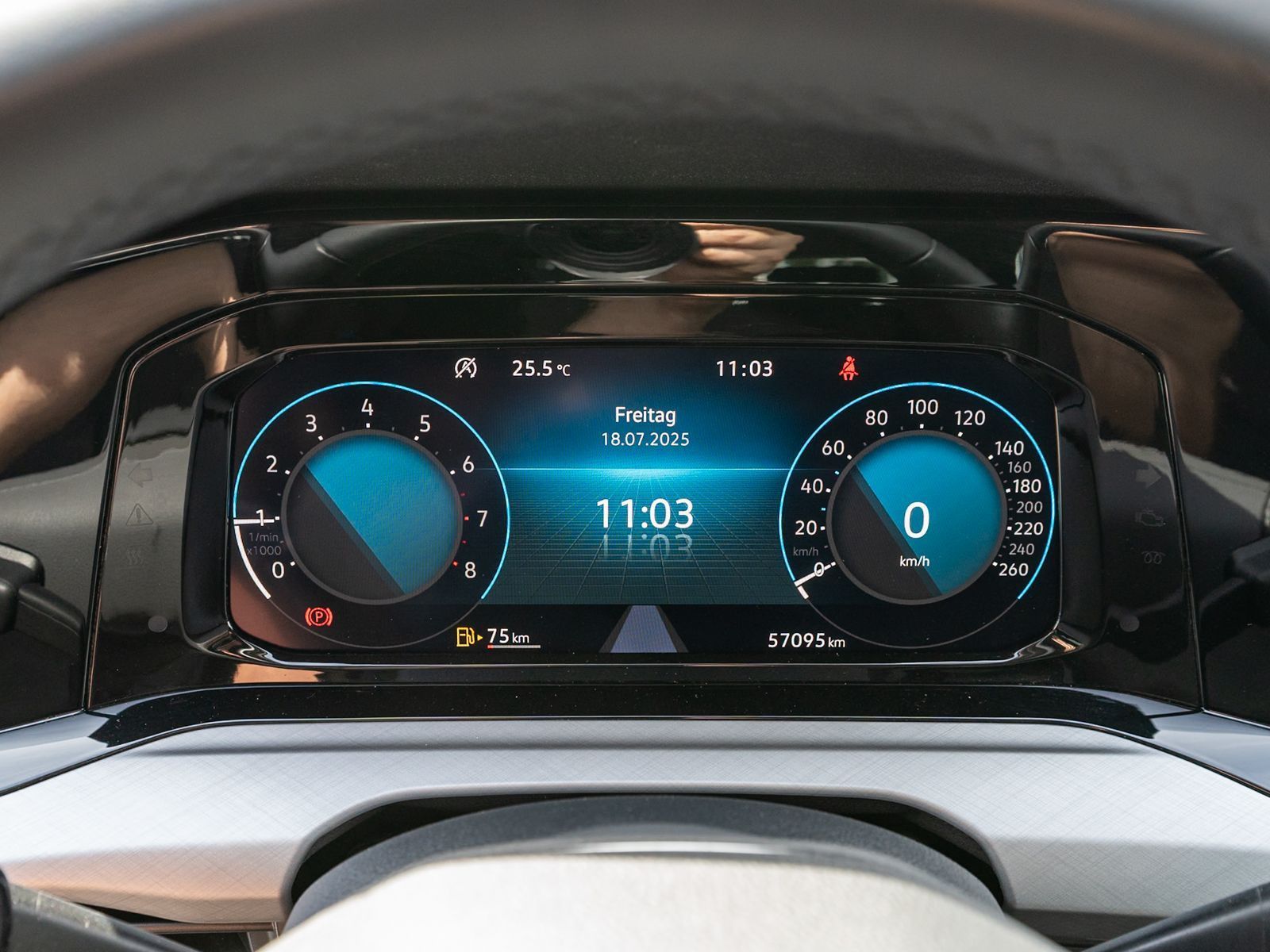 Fahrzeugabbildung Volkswagen Golf Variant Life 1.0 TSI LED Navi ACC Stdhz AHK