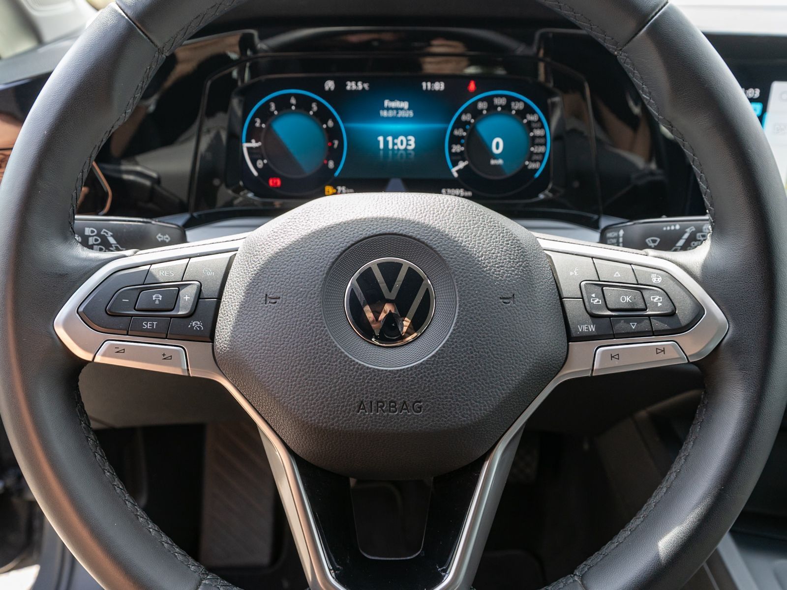 Fahrzeugabbildung Volkswagen Golf Variant Life 1.0 TSI LED Navi ACC Stdhz AHK
