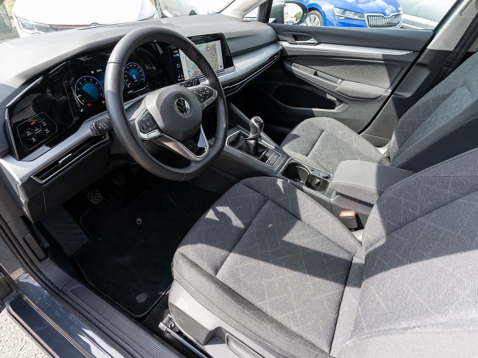 Fahrzeugabbildung Volkswagen Golf Variant Life 1.0 TSI LED Navi ACC Stdhz AHK