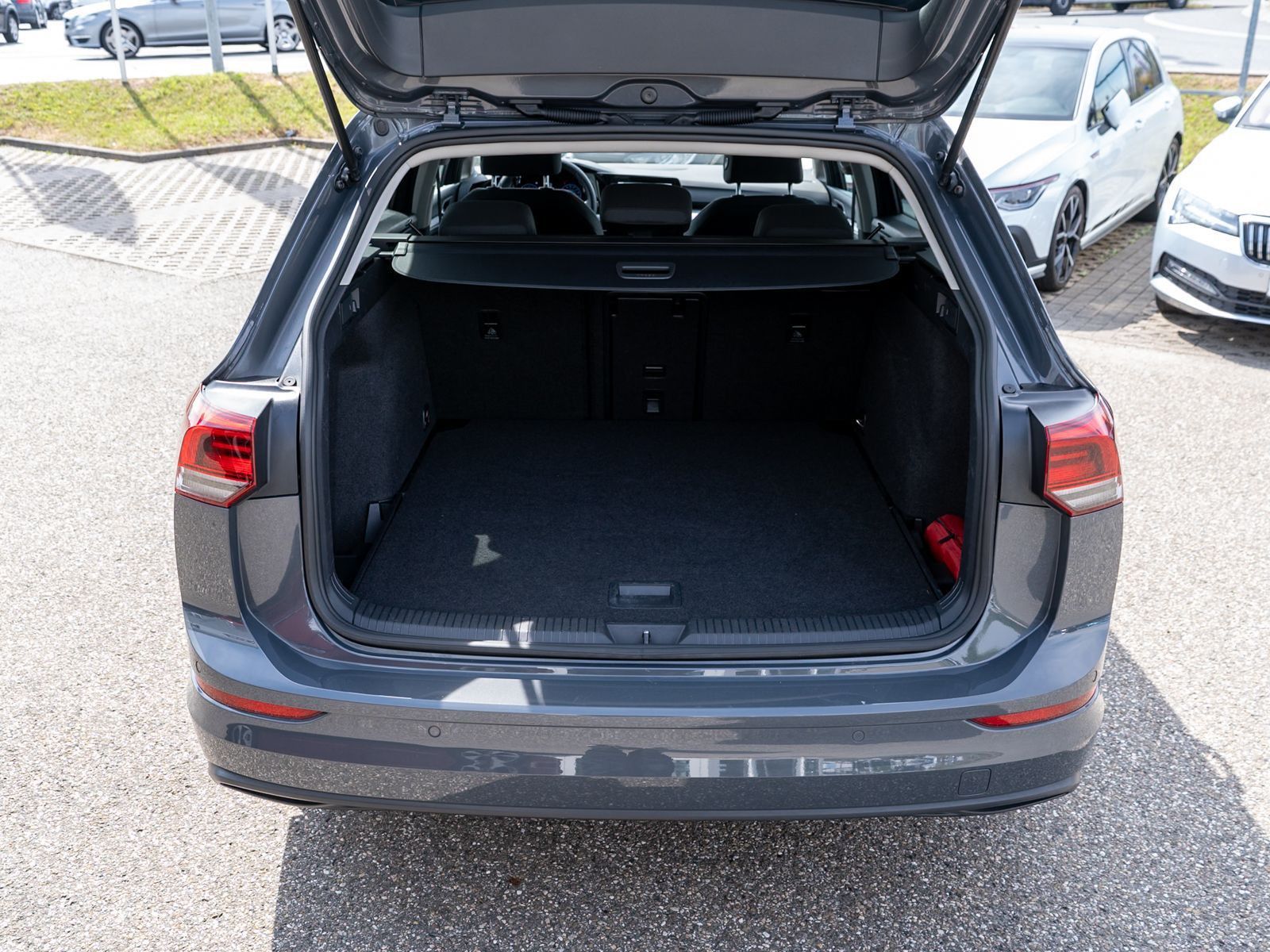 Fahrzeugabbildung Volkswagen Golf Variant Life 1.0 TSI LED Navi ACC Stdhz AHK