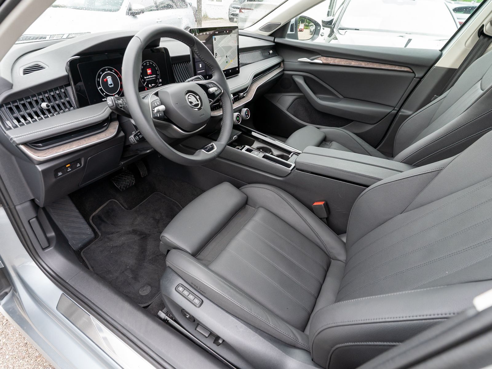 Fahrzeugabbildung SKODA Superb Combi L&K 2.0 TDI DSG Navi RFK LEDER AHK