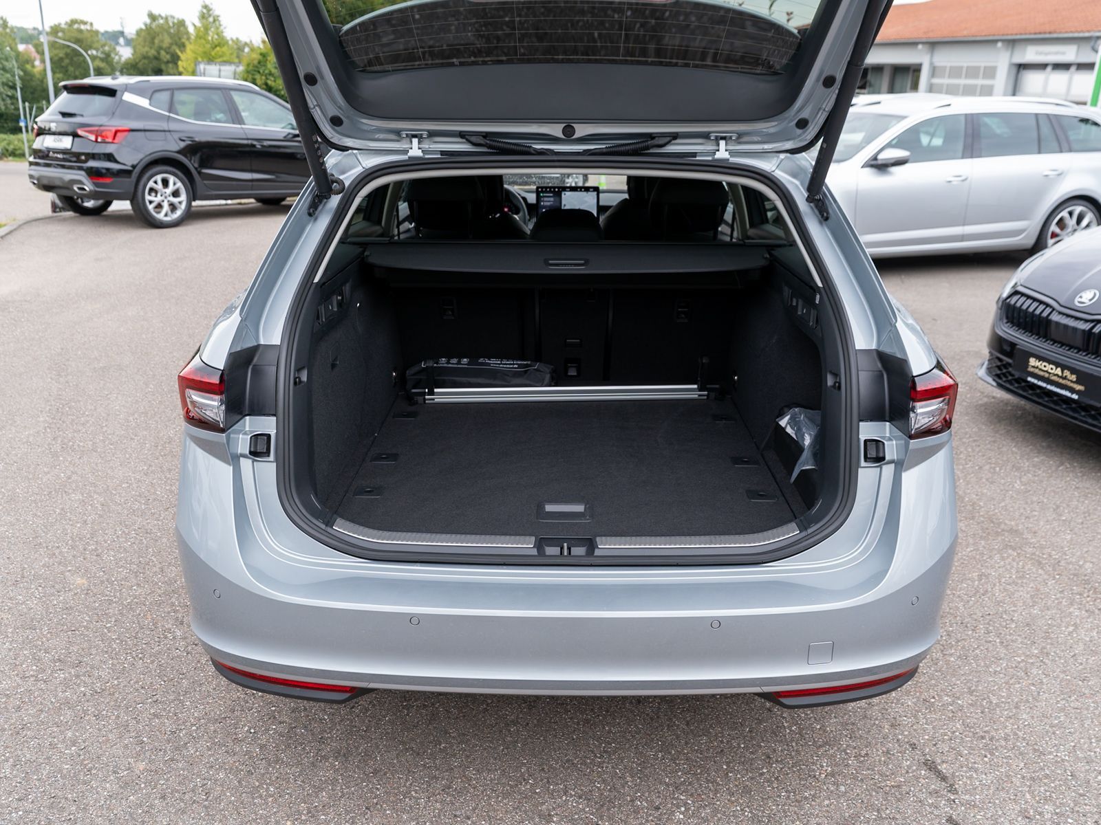 Fahrzeugabbildung SKODA Superb Combi L&K 2.0 TDI DSG Navi RFK LEDER AHK