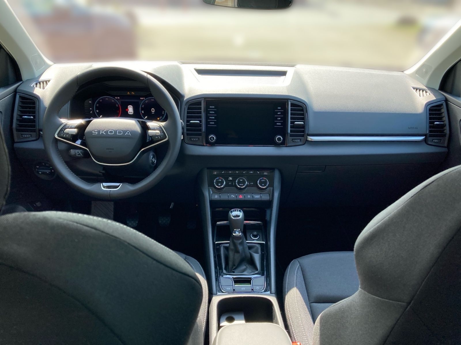 Fahrzeugabbildung SKODA Karoq Tour 1,5TSI 150PS PDC Kamera Navi ACC AHK