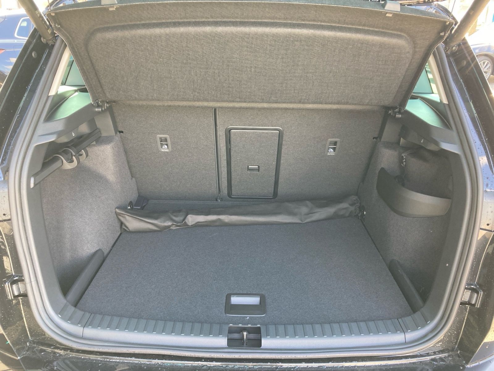 Fahrzeugabbildung SKODA Karoq Tour 1,5TSI 150PS PDC Kamera Navi ACC AHK