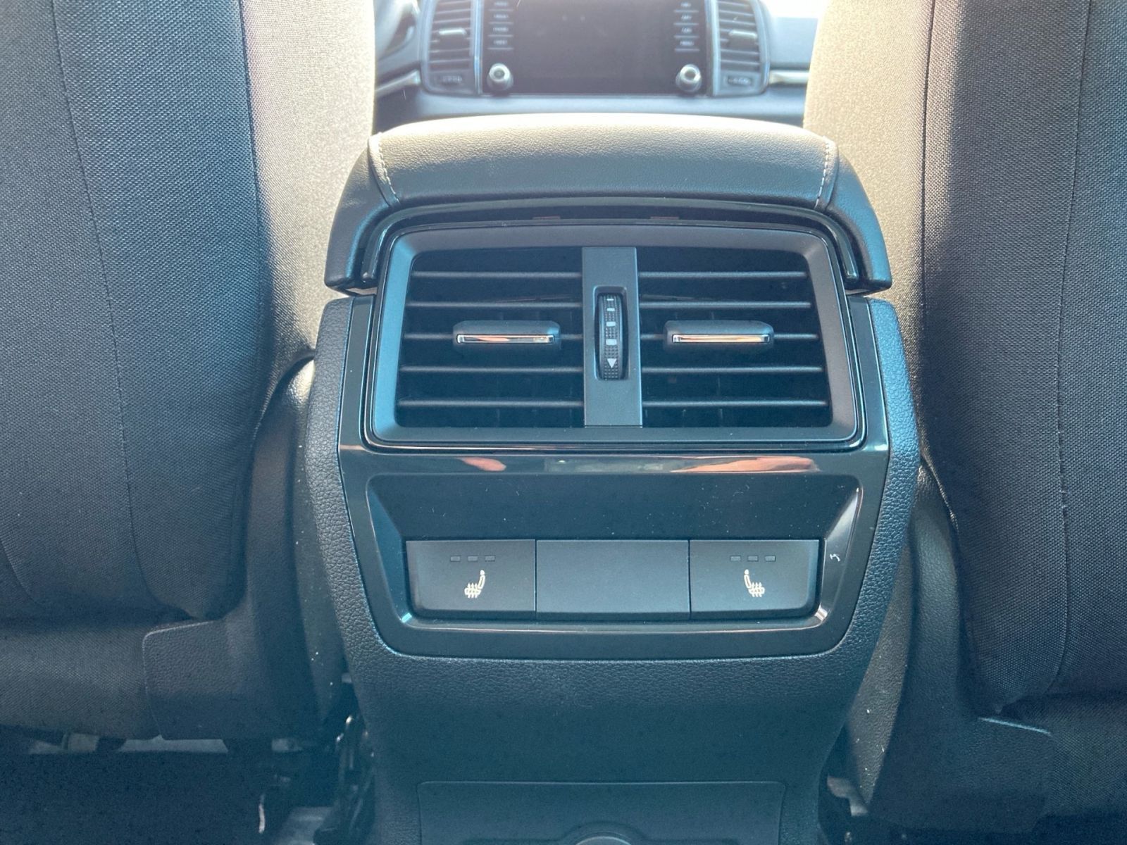 Fahrzeugabbildung SKODA Karoq Tour 1,5TSI 150PS PDC Kamera Navi ACC AHK