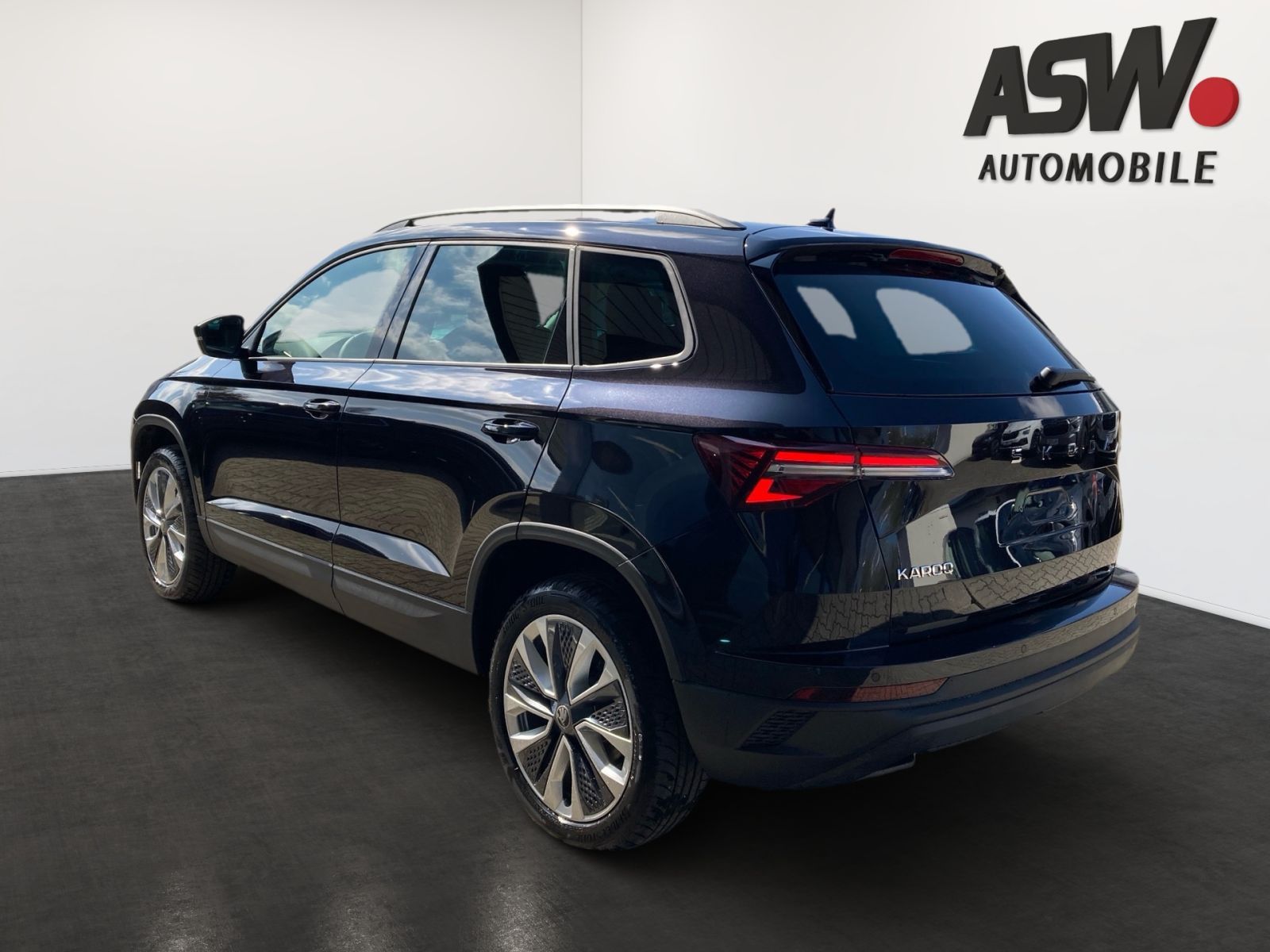 Fahrzeugabbildung SKODA Karoq Tour 1,5TSI 150PS PDC Kamera Navi ACC AHK