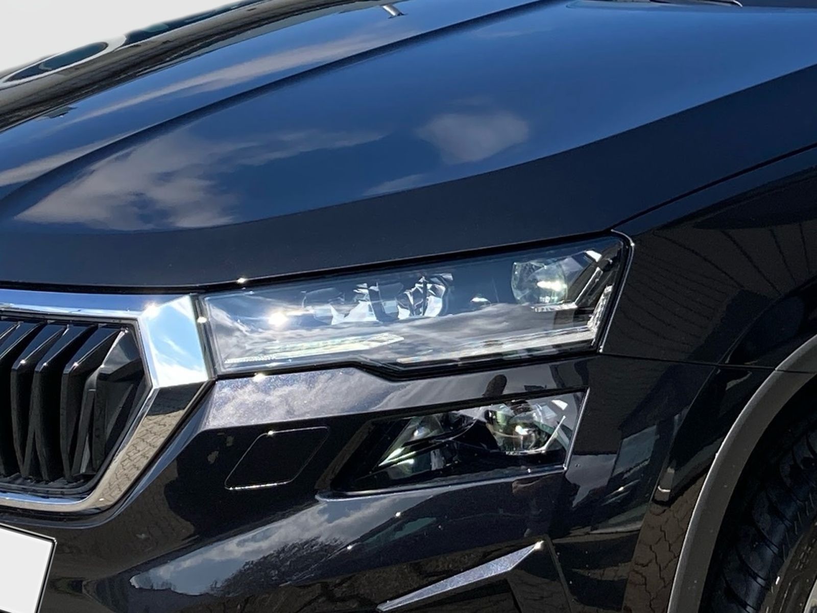 Fahrzeugabbildung SKODA Karoq Tour 1,5TSI 150PS PDC Kamera Navi ACC AHK