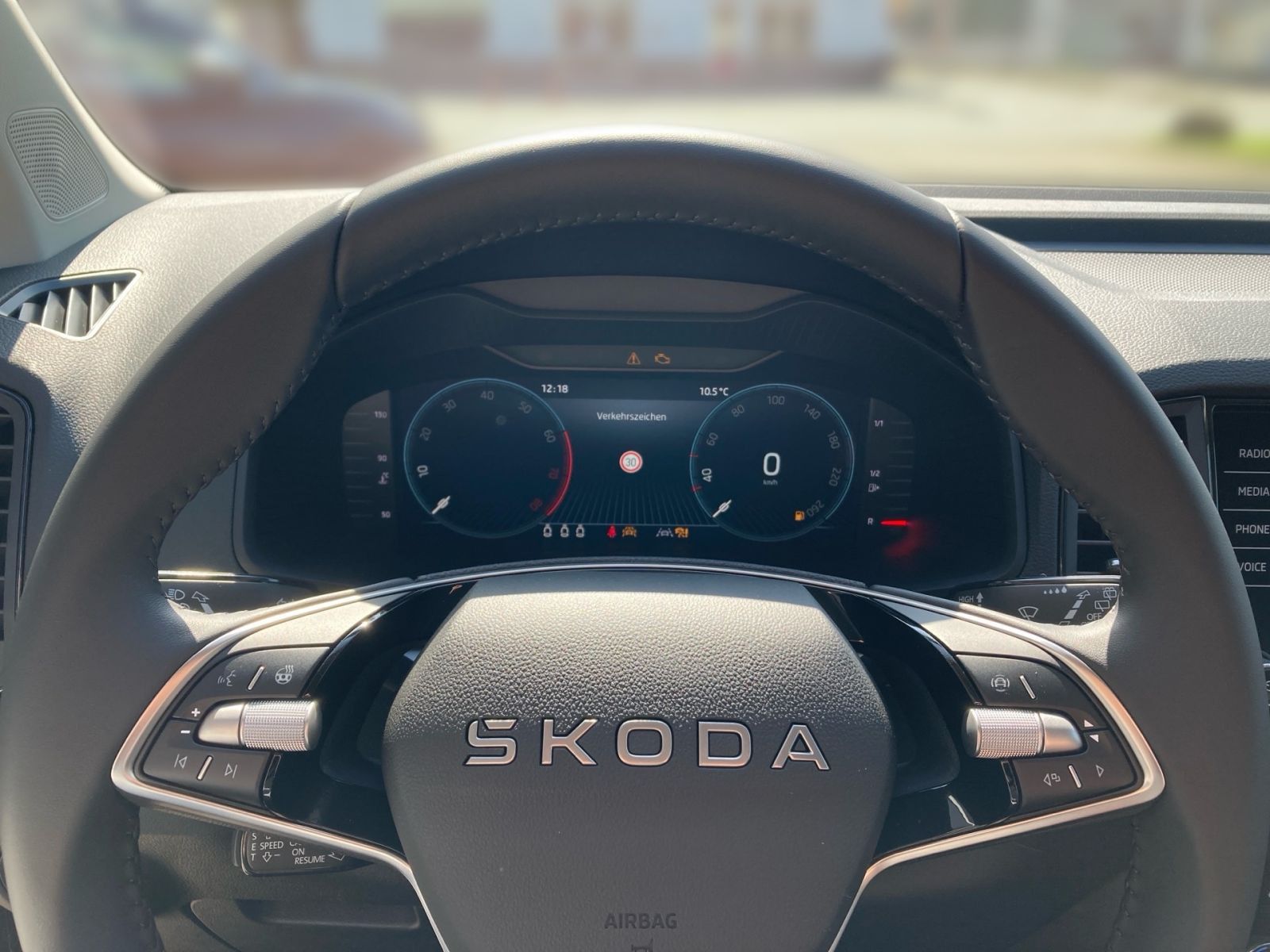 Fahrzeugabbildung SKODA Karoq Tour 1,5TSI 150PS PDC Kamera Navi ACC AHK