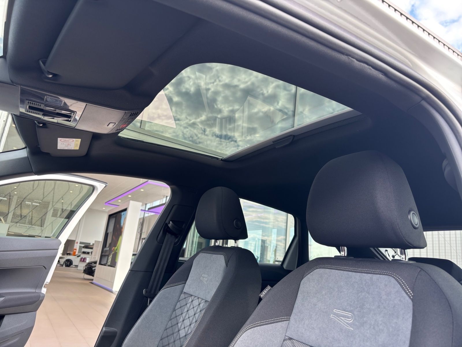 Fahrzeugabbildung Volkswagen Taigo R-Line 1.5 TSI DSG *AHK Pano Keyless"