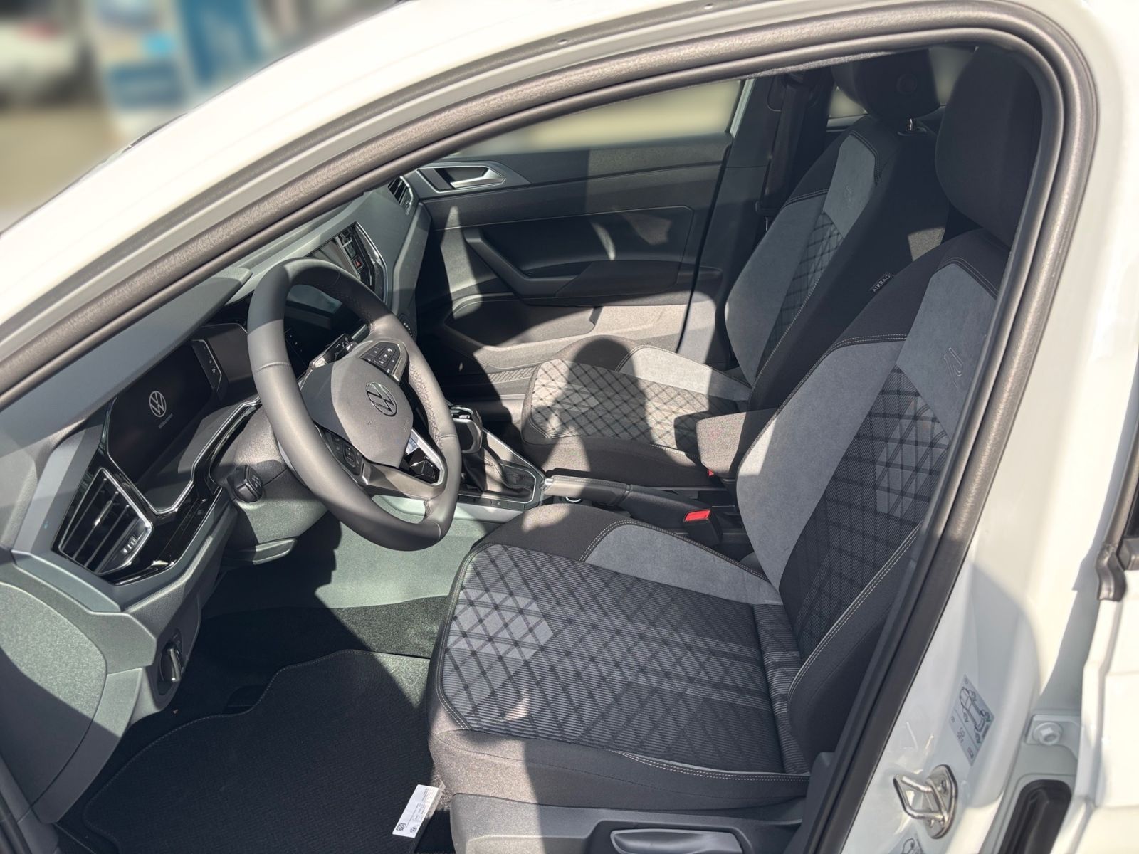 Fahrzeugabbildung Volkswagen Taigo R-Line 1.5 TSI DSG *AHK Pano Keyless"