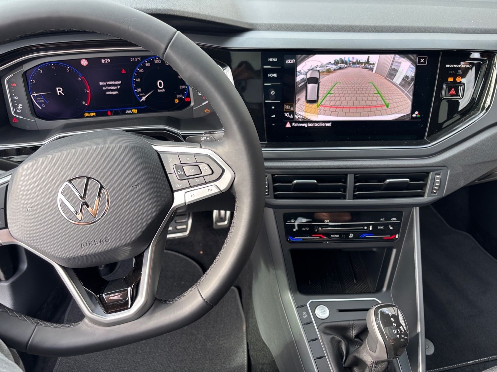 Fahrzeugabbildung Volkswagen Taigo R-Line 1.5 TSI DSG *AHK Pano Keyless"