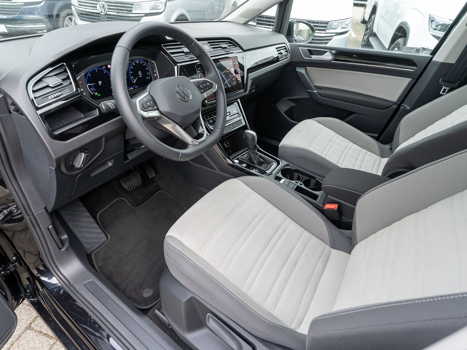 Fahrzeugabbildung Volkswagen Touran Highline 2.0 TDI DSG Navi ACC RFK AHK 7-S