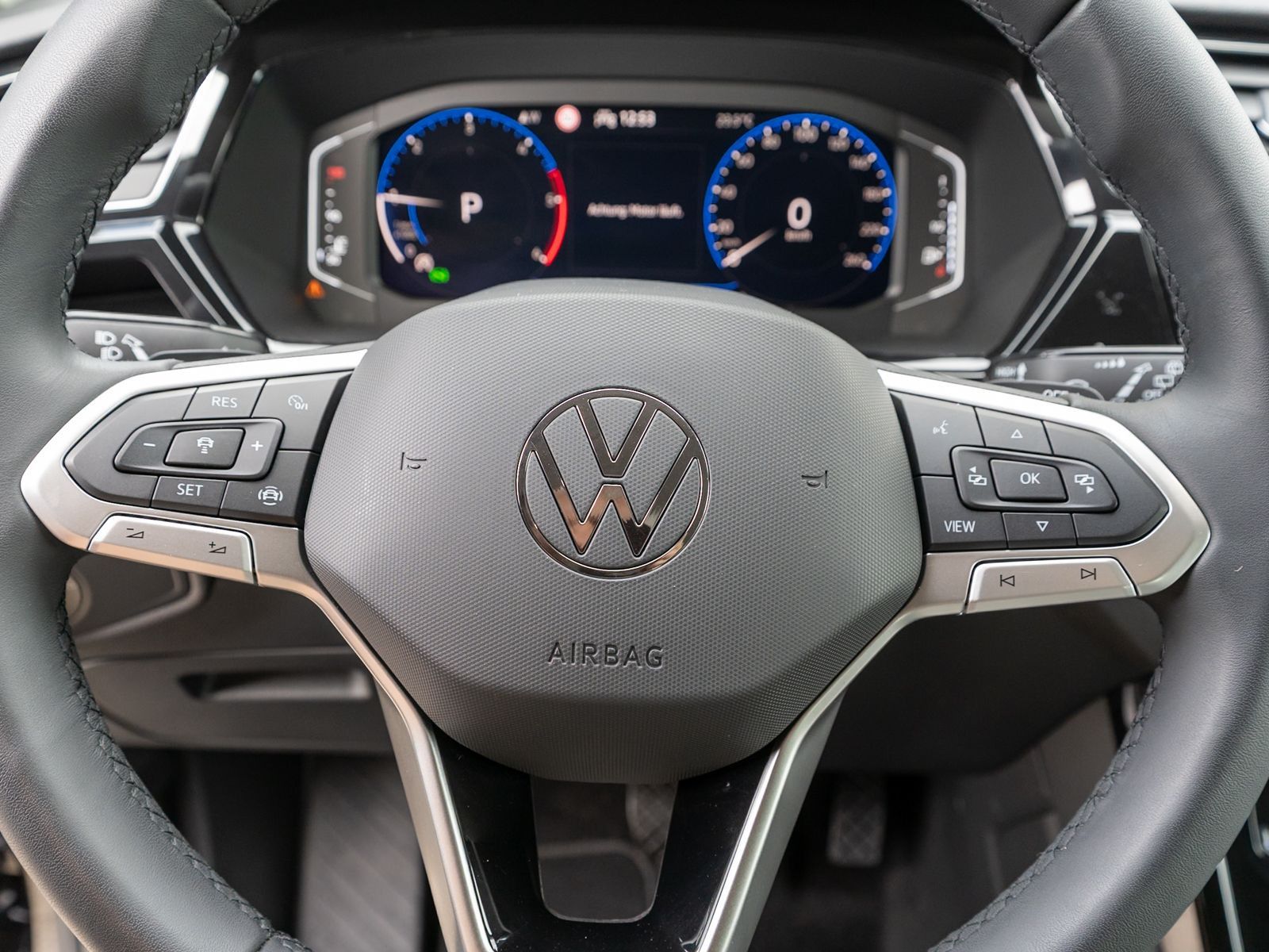 Fahrzeugabbildung Volkswagen Touran Highline 2.0 TDI DSG Navi ACC RFK AHK 7-S