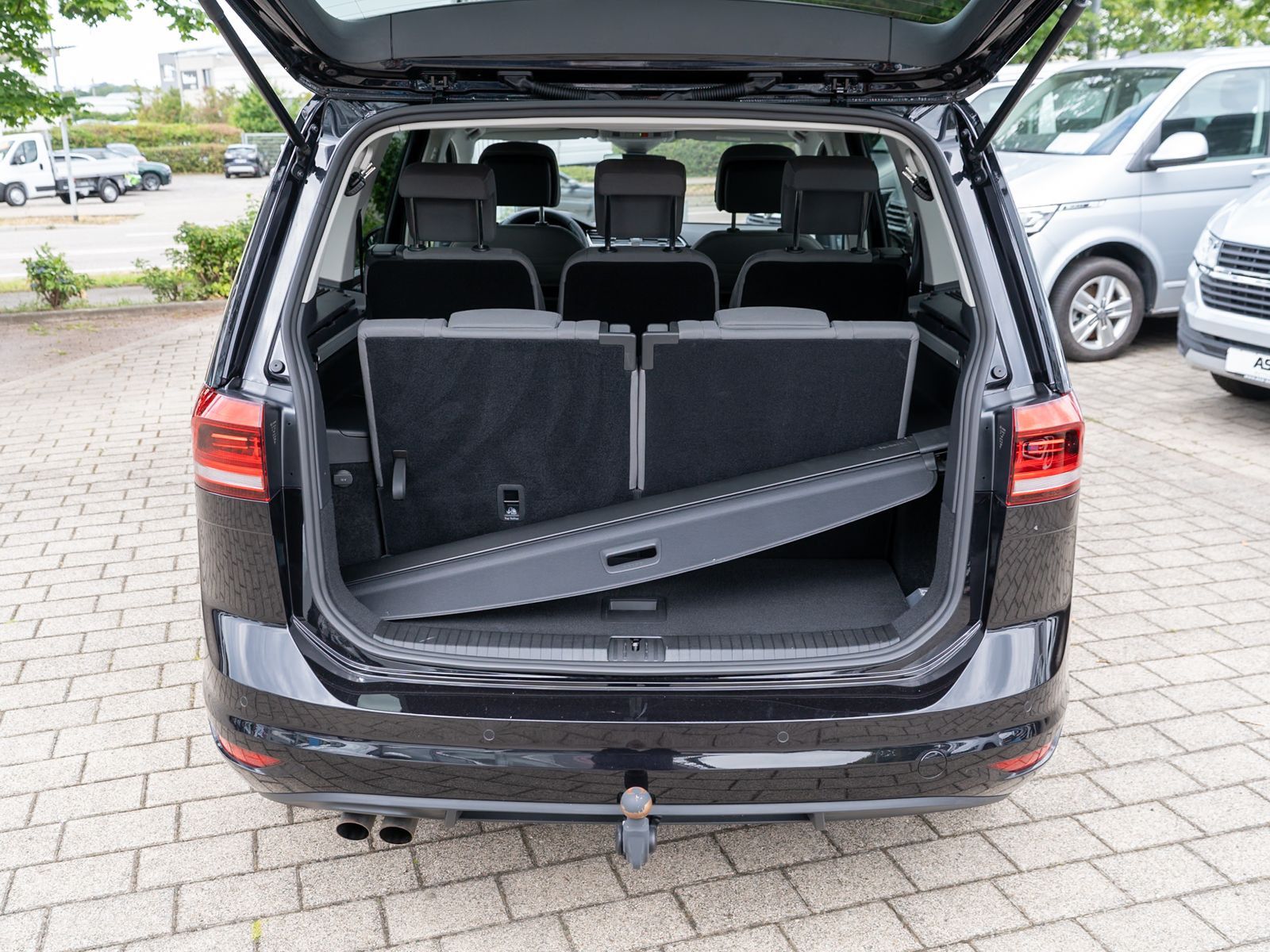 Fahrzeugabbildung Volkswagen Touran Highline 2.0 TDI DSG Navi ACC RFK AHK 7-S