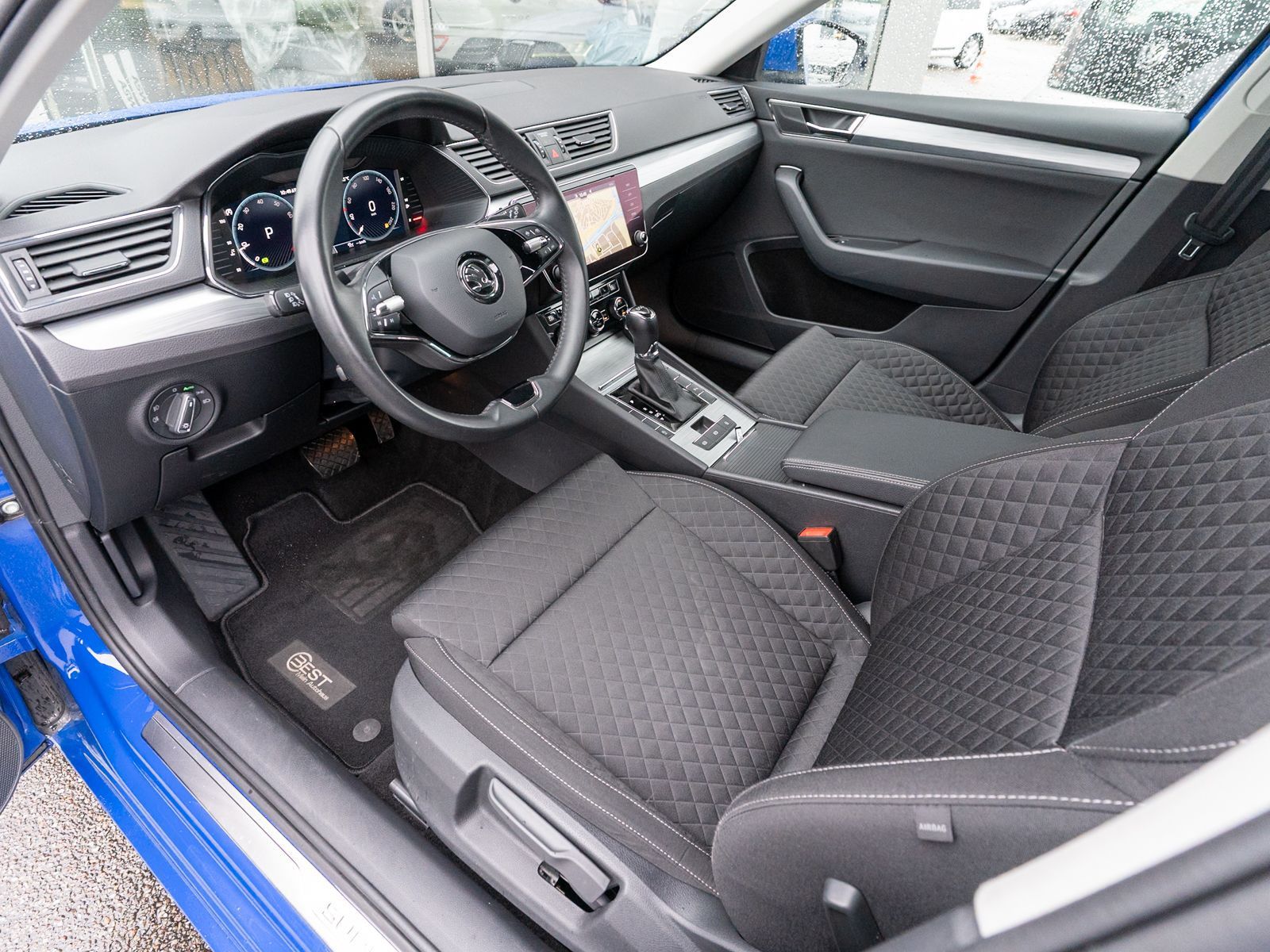 Fahrzeugabbildung SKODA Superb Combi Ambition 1.5TSI DSG LED Nav PDC AHK