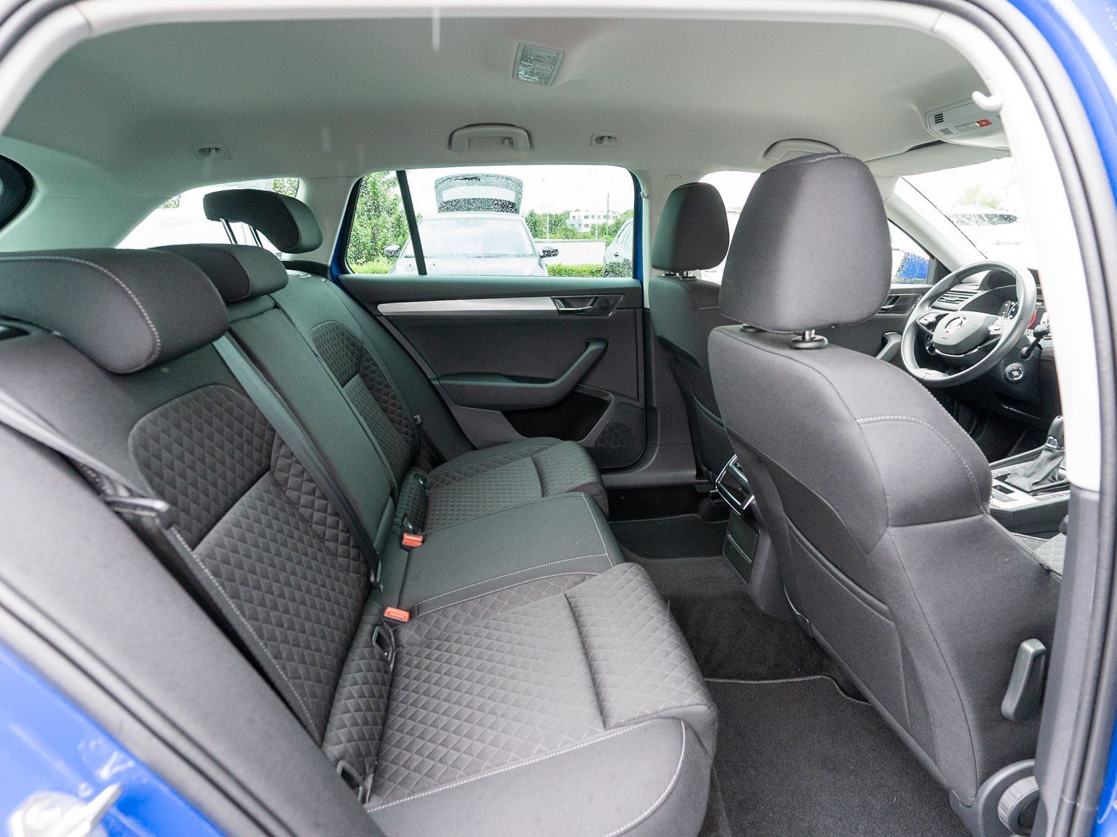 Fahrzeugabbildung SKODA Superb Combi Ambition 1.5TSI DSG LED Nav PDC AHK