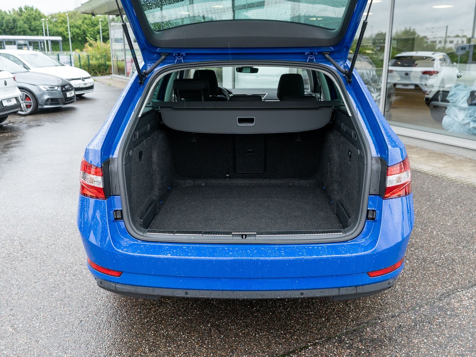 Fahrzeugabbildung SKODA Superb Combi Ambition 1.5TSI DSG LED Nav PDC AHK