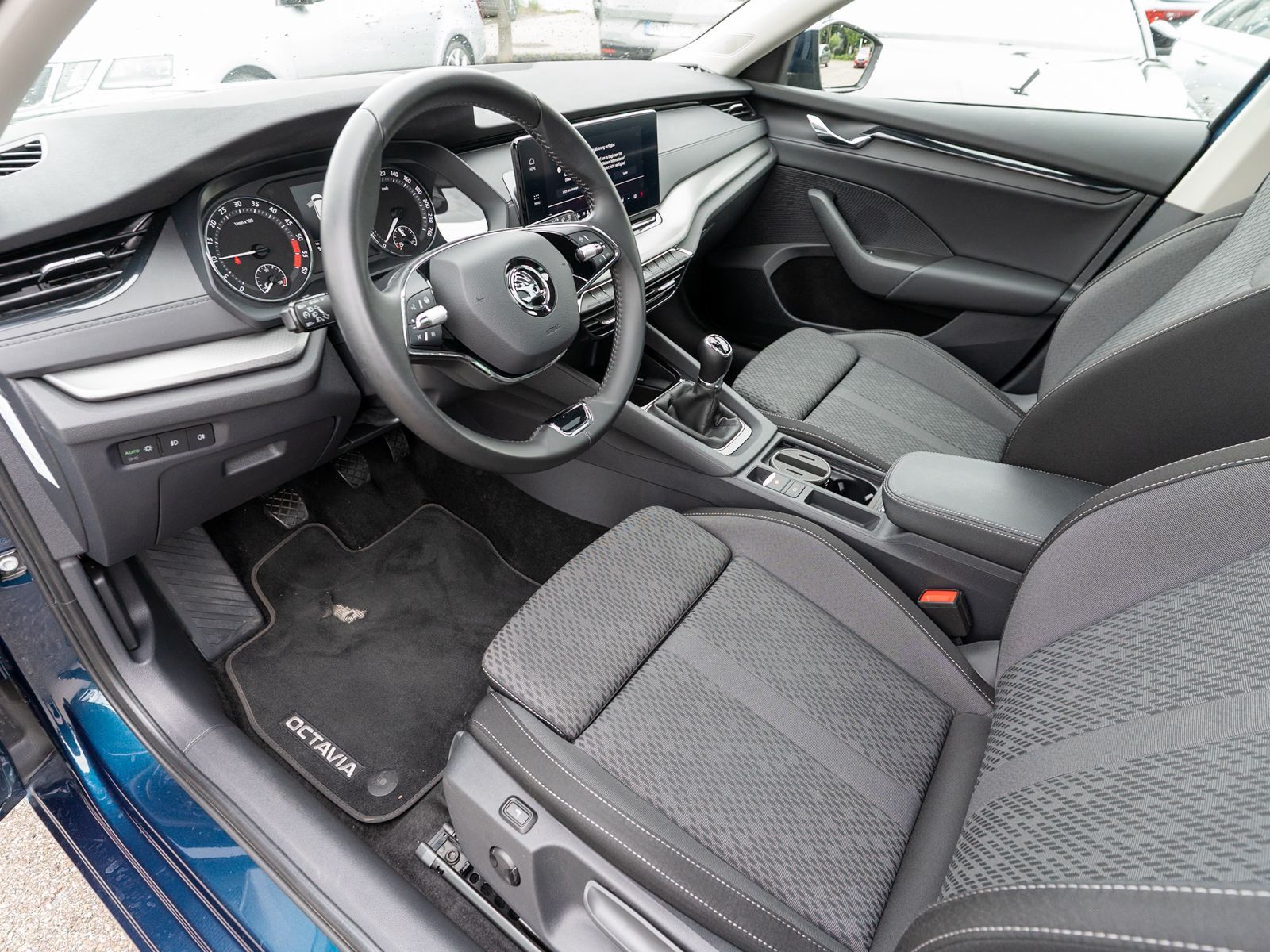 Fahrzeugabbildung SKODA Octavia Combi Ambition 2.0TDI LED Stdhz PANO AHK