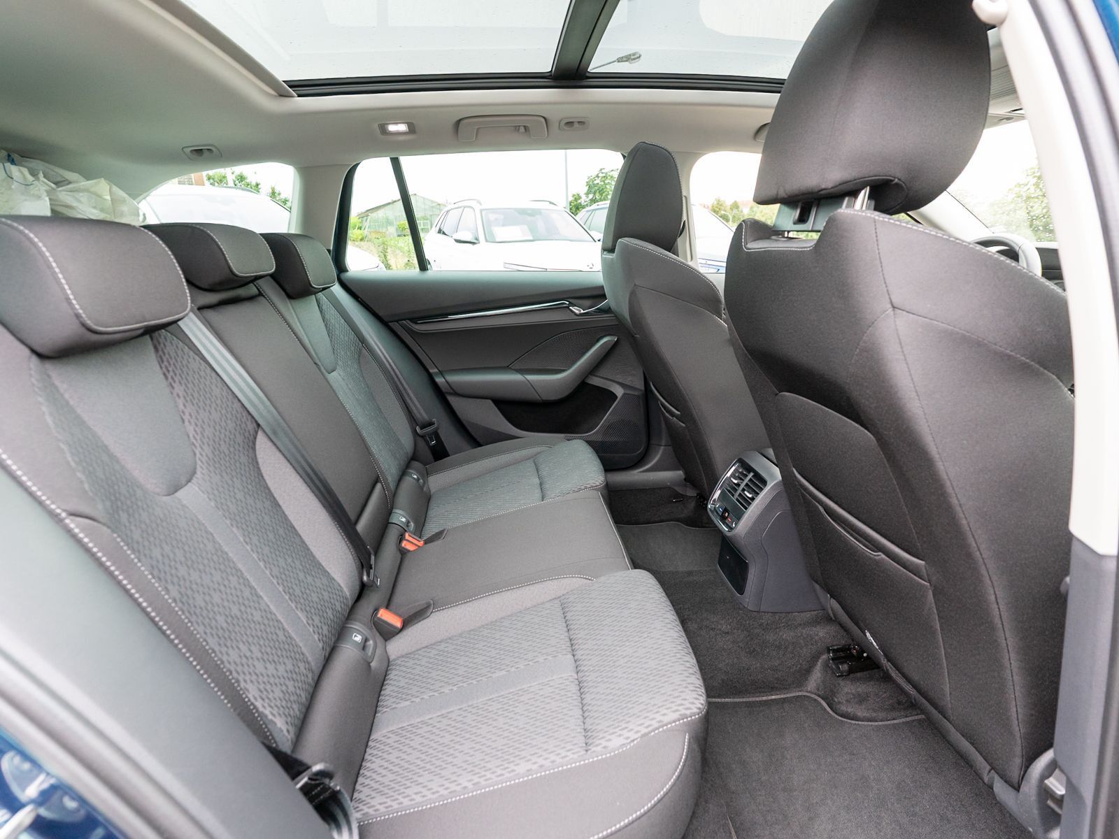 Fahrzeugabbildung SKODA Octavia Combi Ambition 2.0TDI LED Stdhz PANO AHK