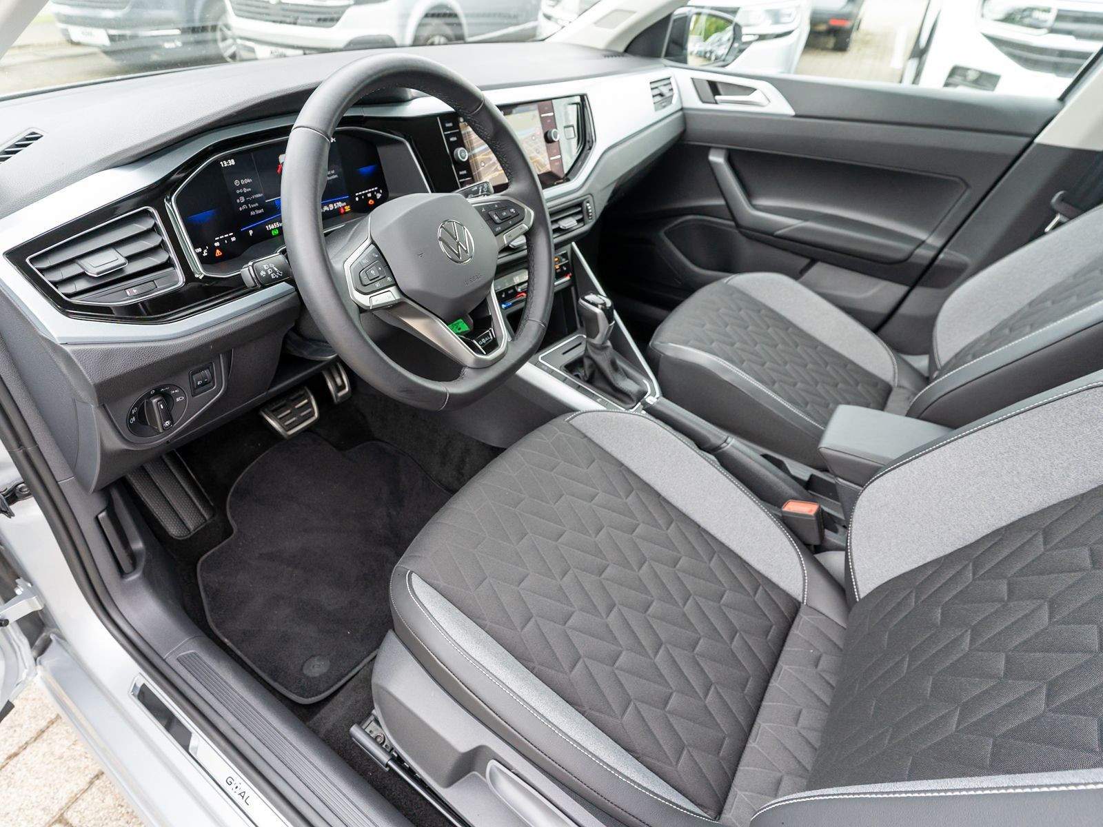 Fahrzeugabbildung Volkswagen Polo Goal 1.0 TSI DSG LED Navi RFK ACC SHZ AHK