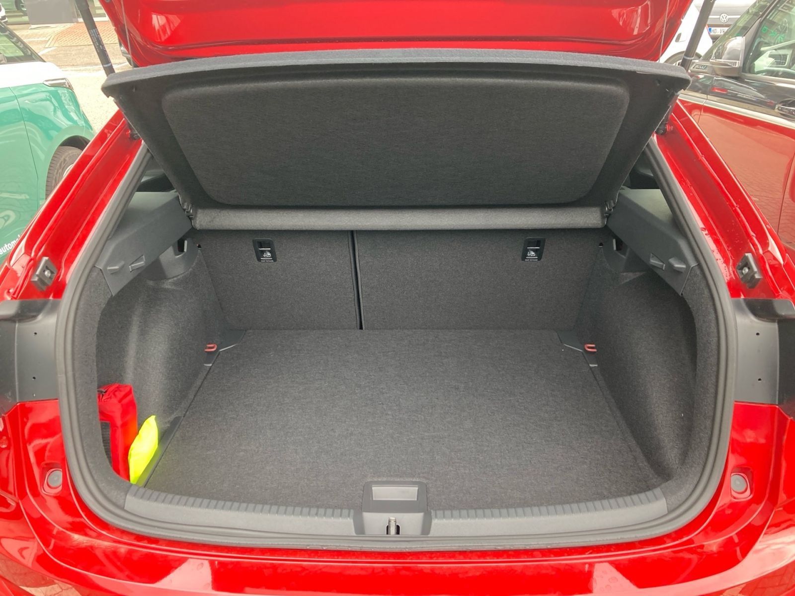 Fahrzeugabbildung Volkswagen Taigo R-Line 1.5 TSI DSG *AHK | Rückfahrkamera*