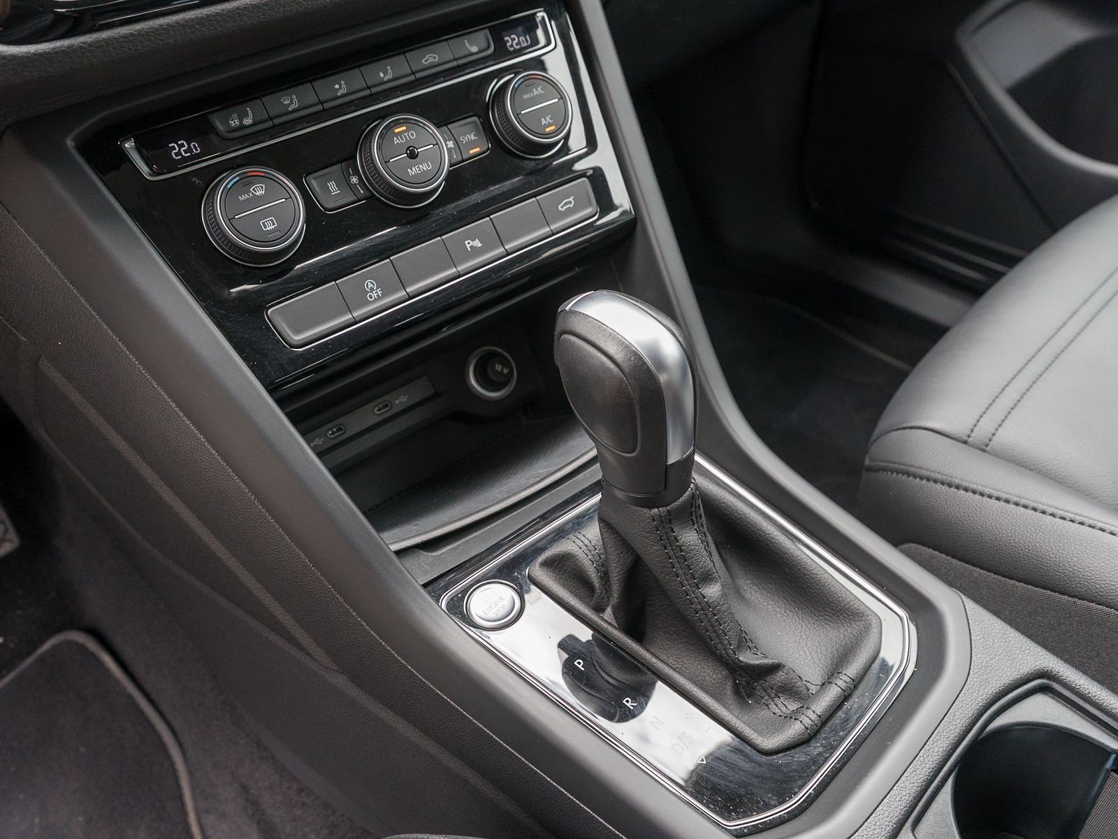 Fahrzeugabbildung Volkswagen Touran Highline 2.0 TDI DSG LED Stdhzg LEDER AHK