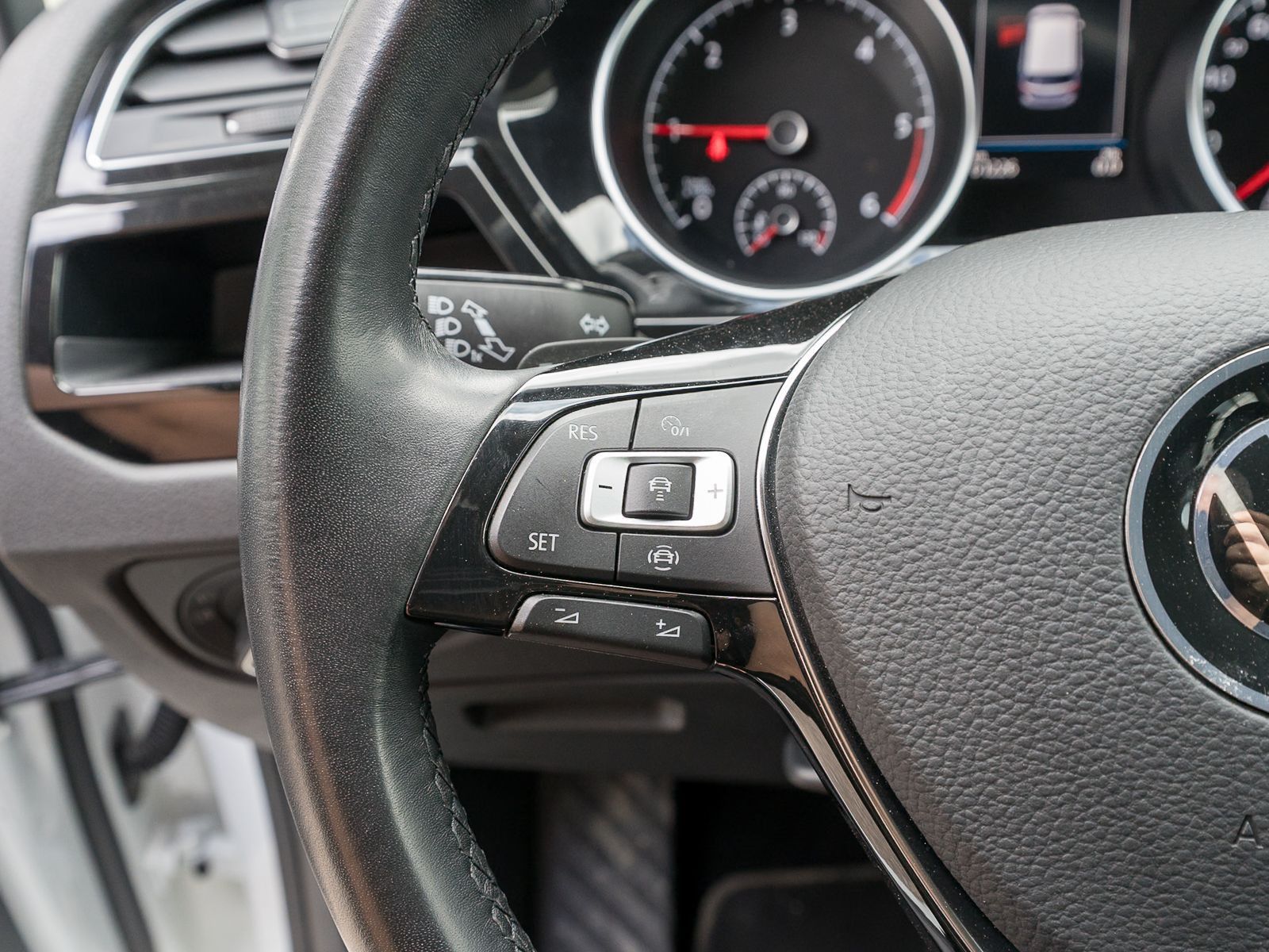 Fahrzeugabbildung Volkswagen Touran Highline 2.0 TDI DSG LED Stdhzg LEDER AHK