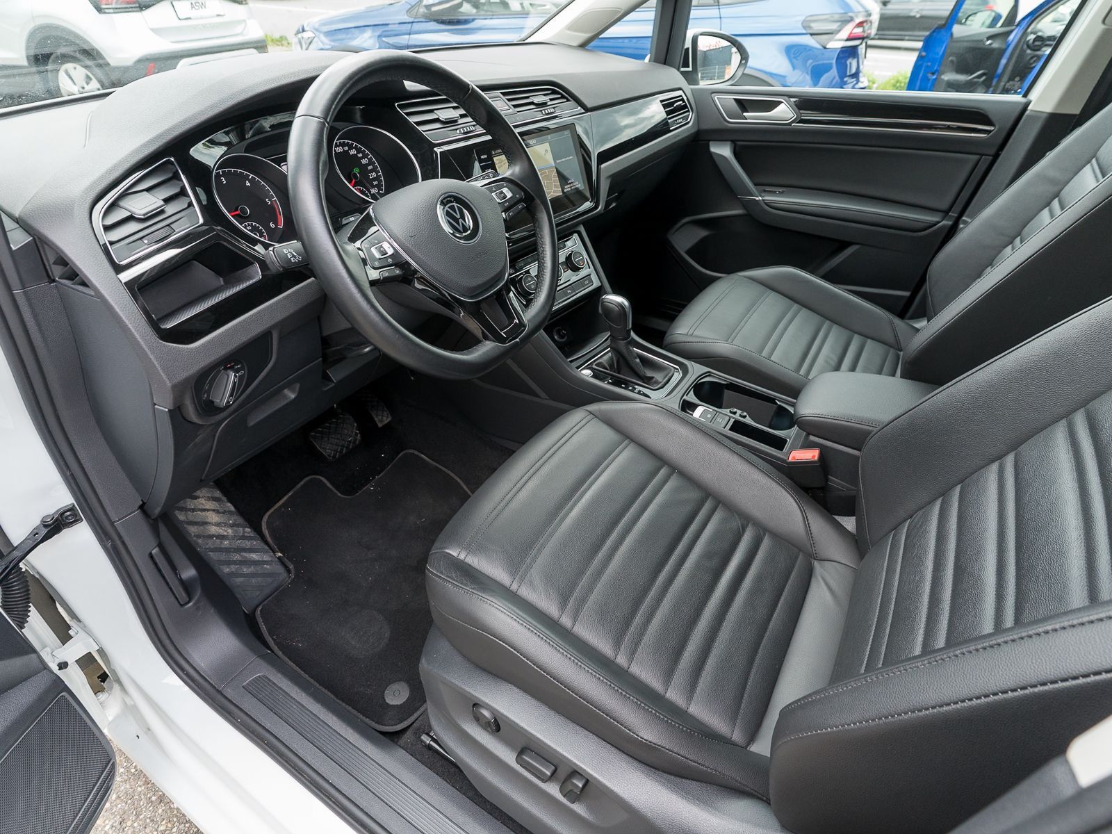 Fahrzeugabbildung Volkswagen Touran Highline 2.0 TDI DSG LED Stdhzg LEDER AHK